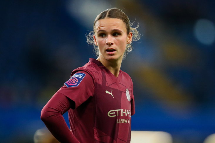 Kerstin Casparij in het shirt van Manchester City