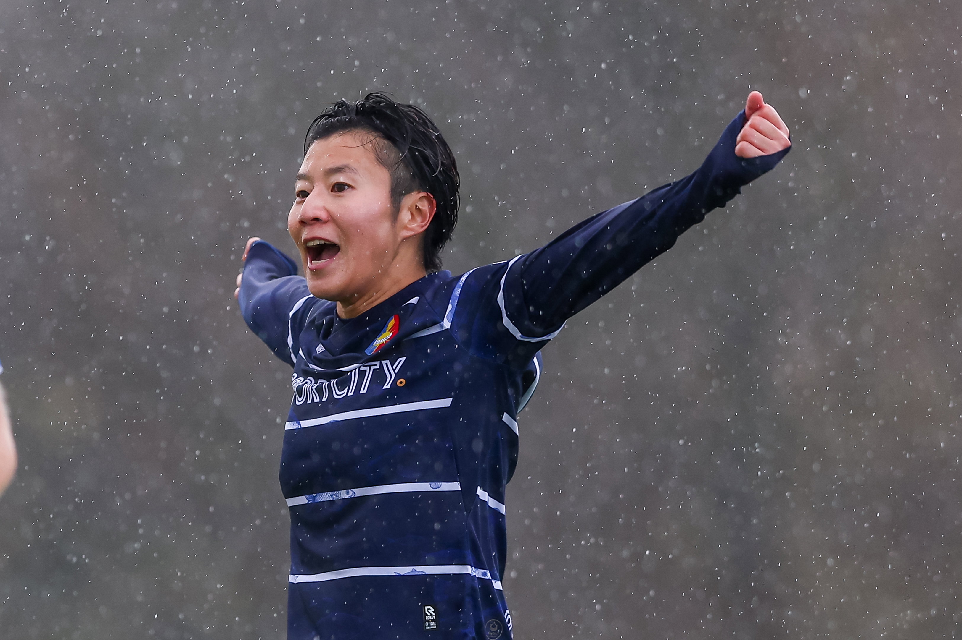 Chinatsu Kira juicht na haar goal voor Telstar