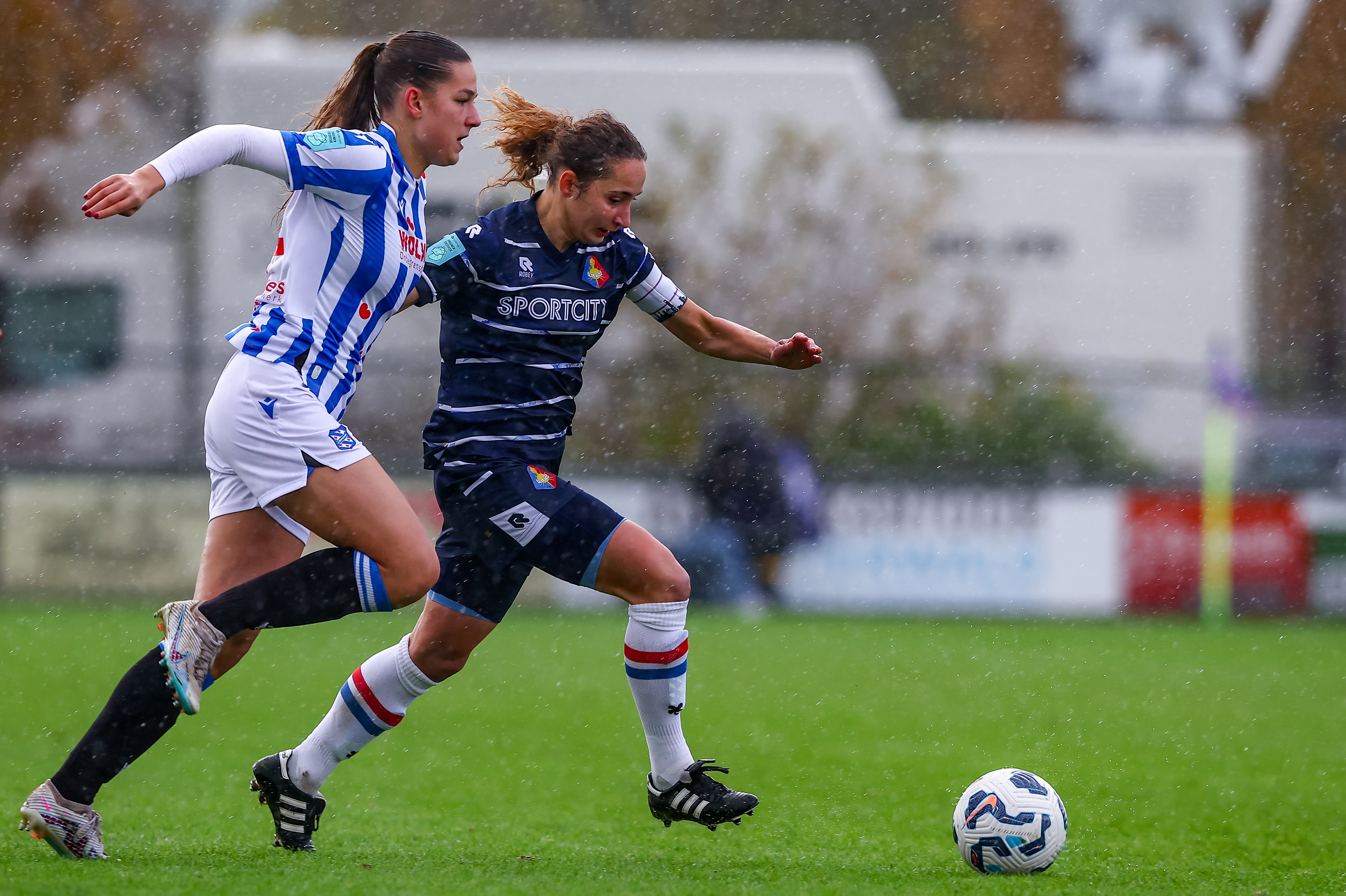 Elfi Maass (SC Heerenveen) in duel met Telstar-captain Soraya Verhoeve