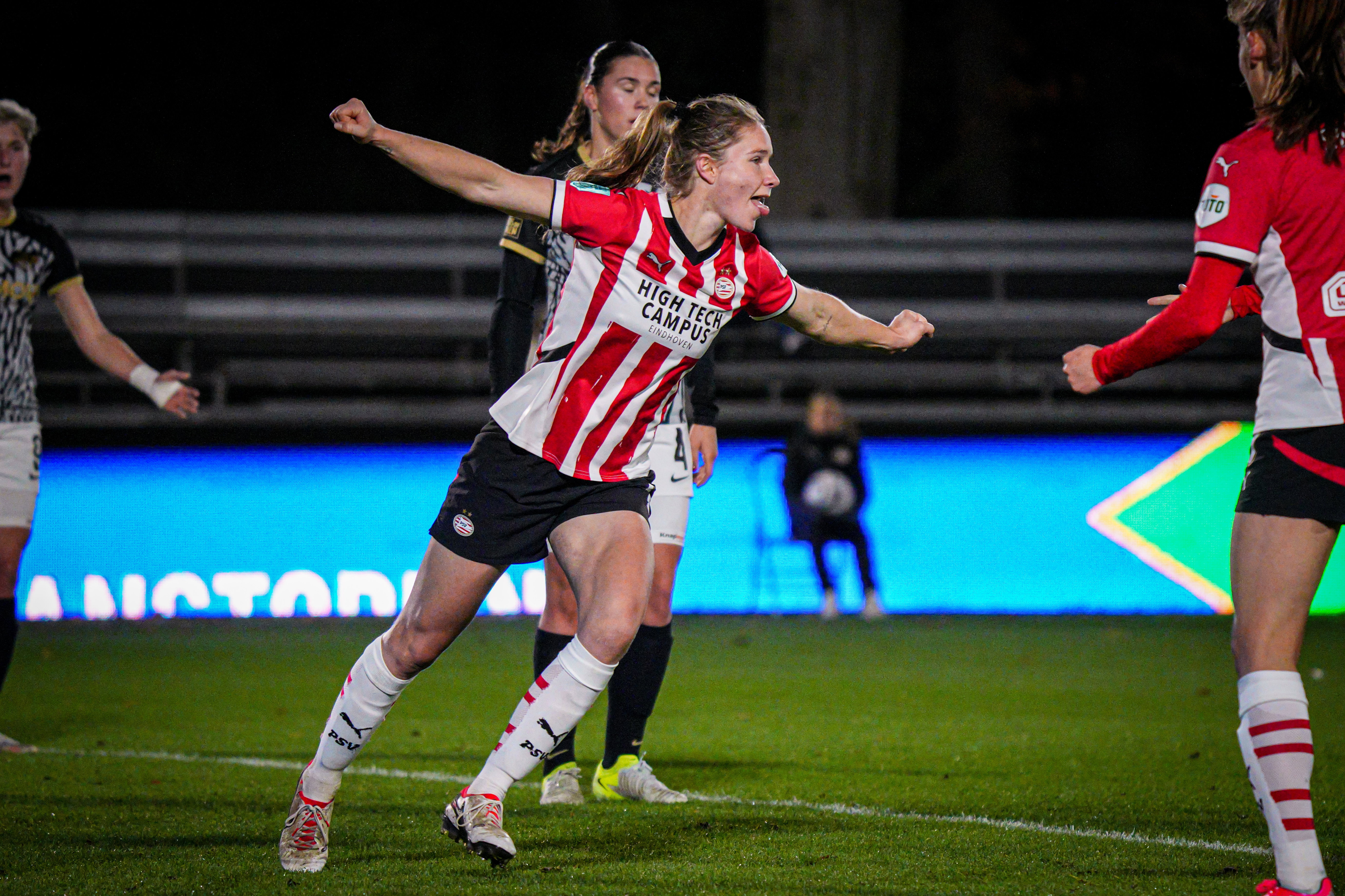 Sisca Folkertsma juicht na haar goal voor PSV tegen AZ
