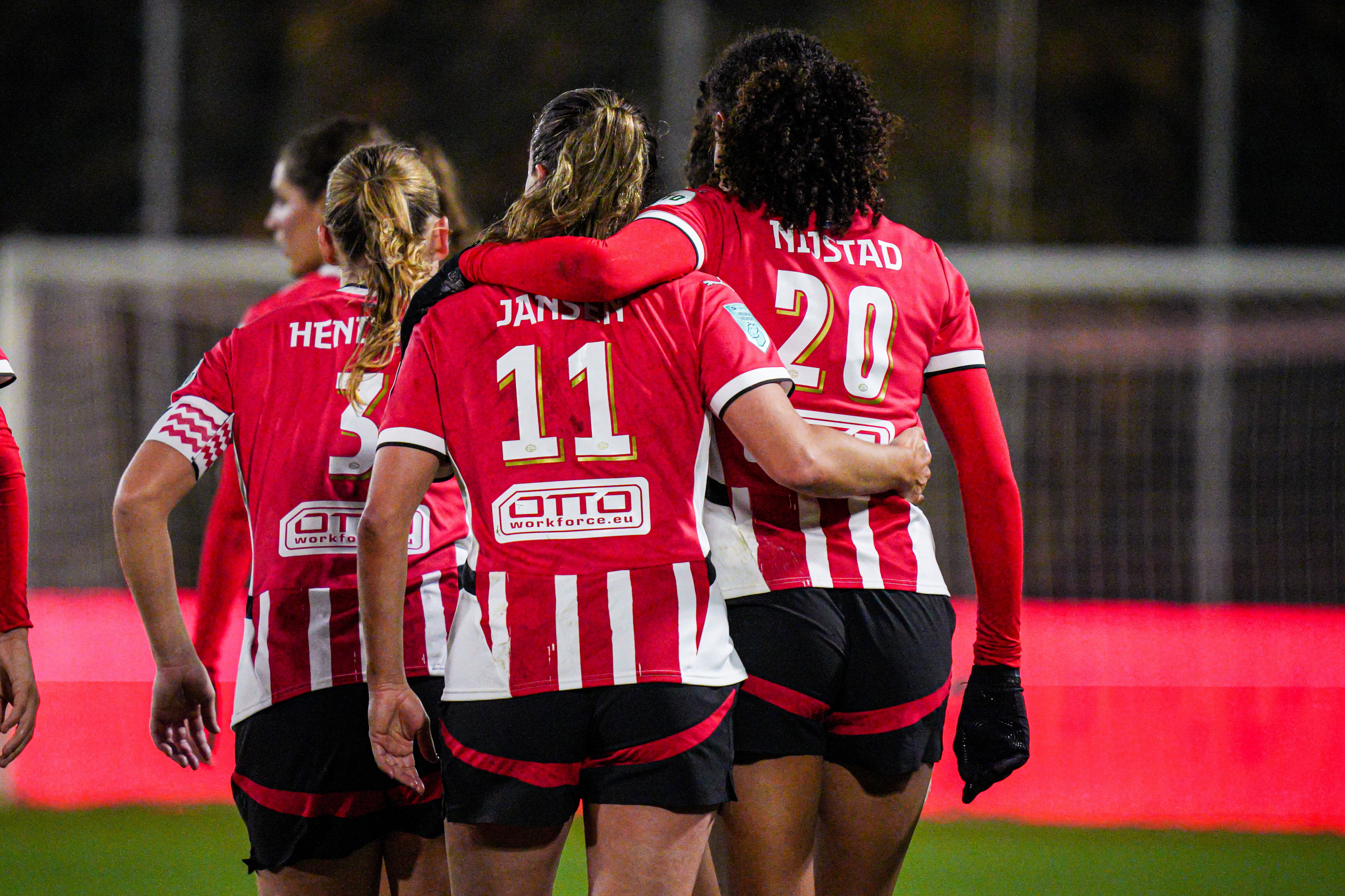 Renate Jansen en Nina Nijstad vieren een PSV-doelpunt