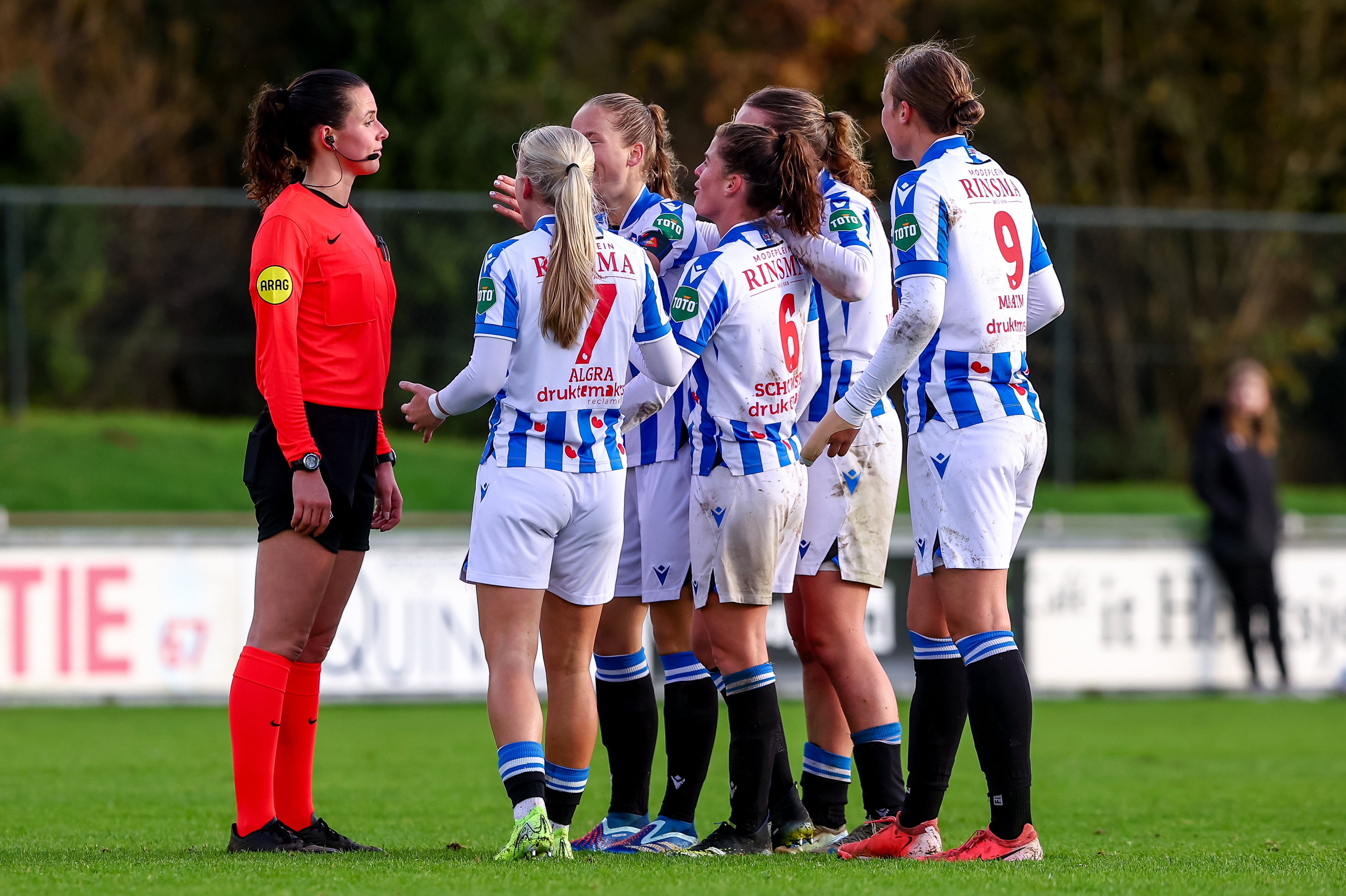 De speelsters van SC Heerenveen protesteren bij arbiter Manon Plandsoen