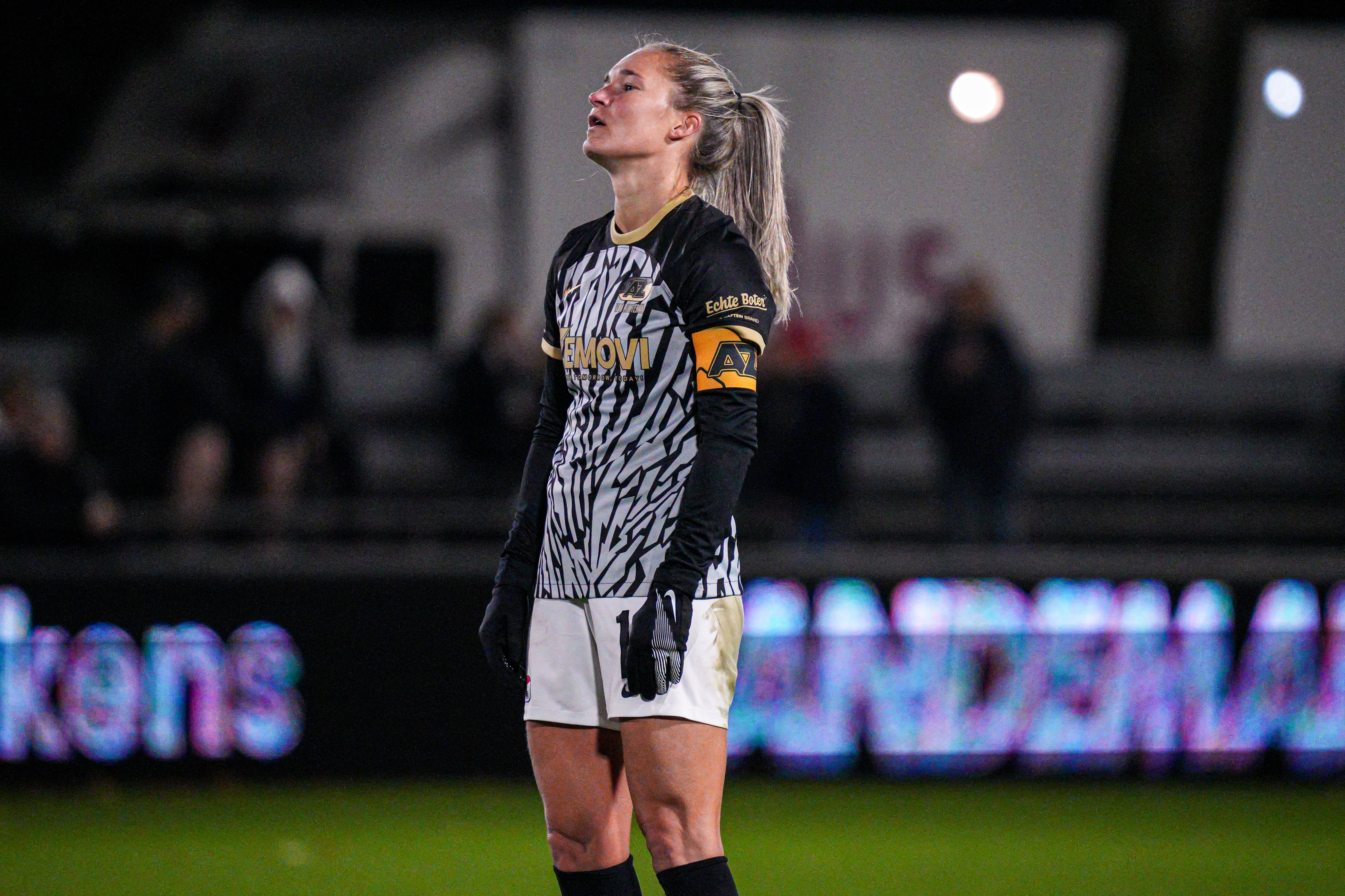 De teleurstelling is zichtbaar bij AZ-captain Desiree van Lunteren