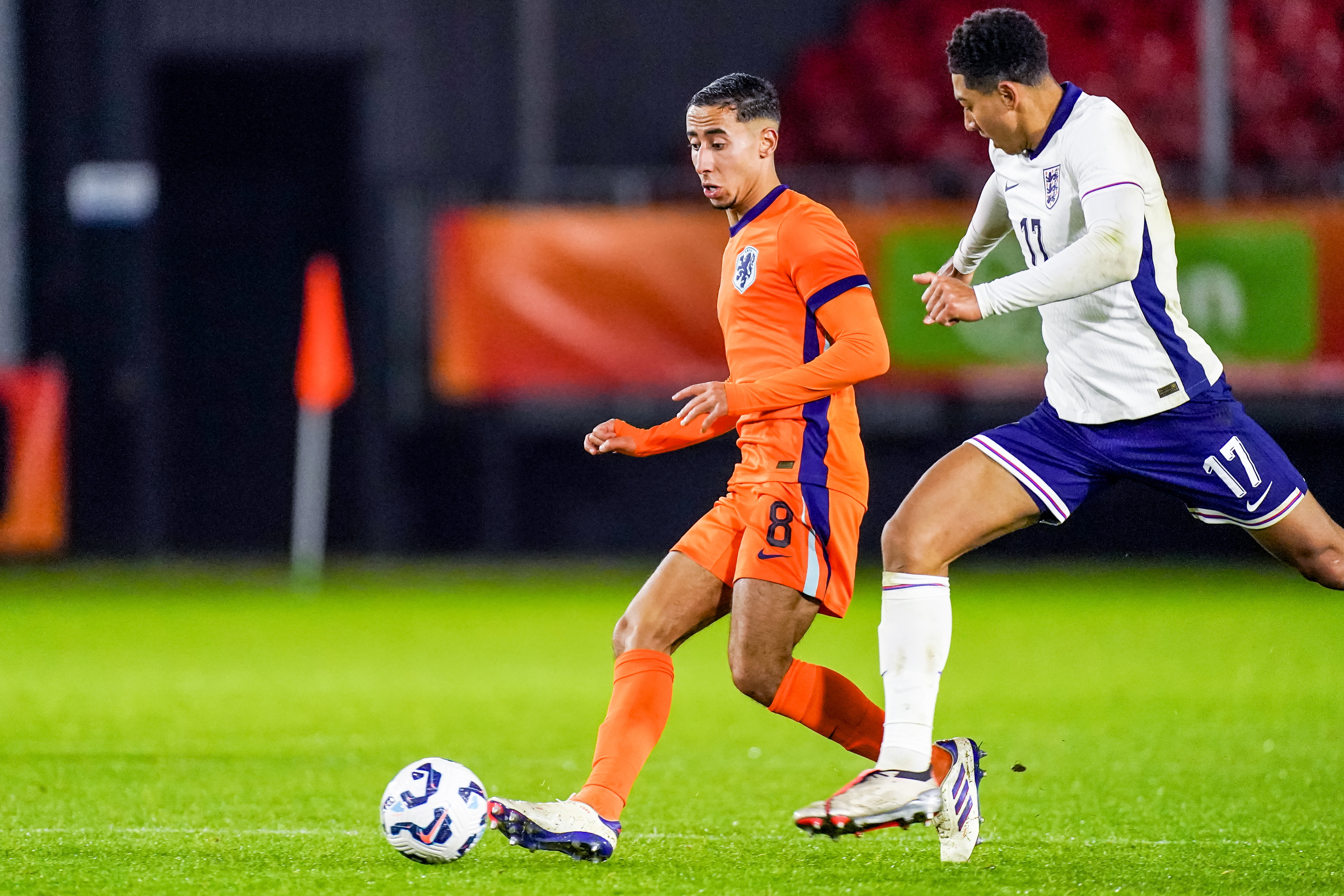Anass Salah-Eddine in actie tegen Jobe Bellingham