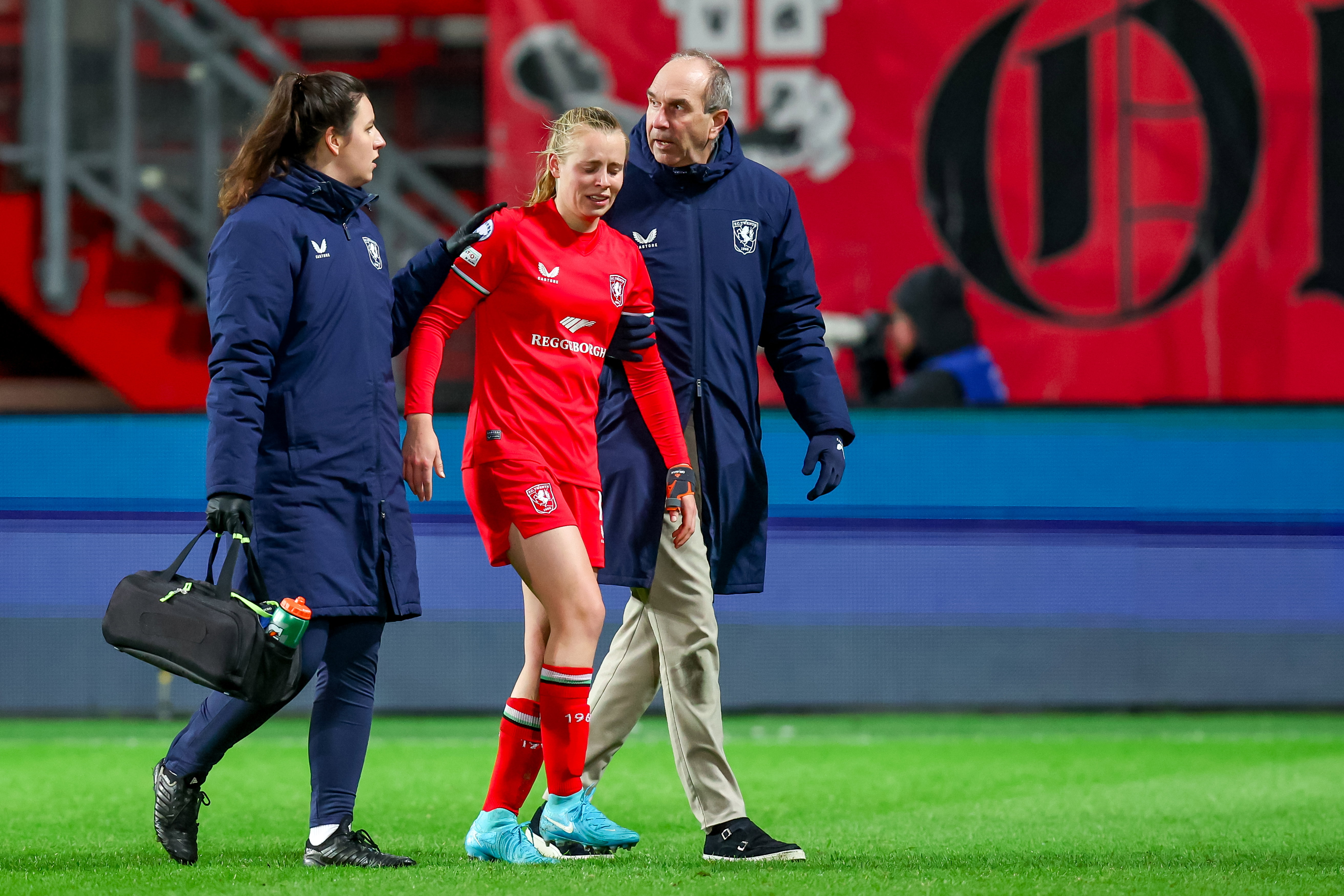 Leonie Vliek (FC Twente) ging met klachten naar de kant