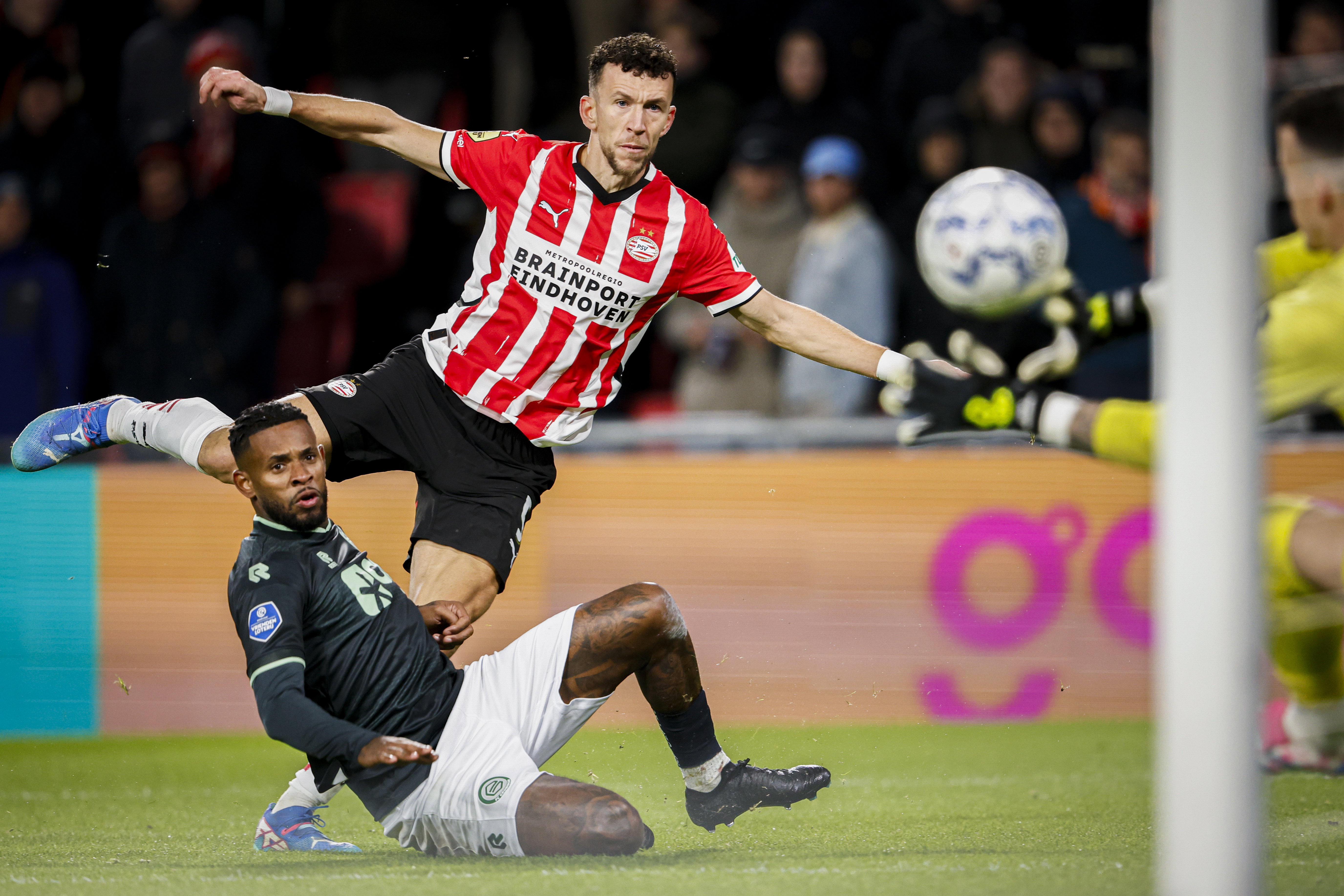 Leandro Bacuna kijkt een schot van Ivan Perisic na