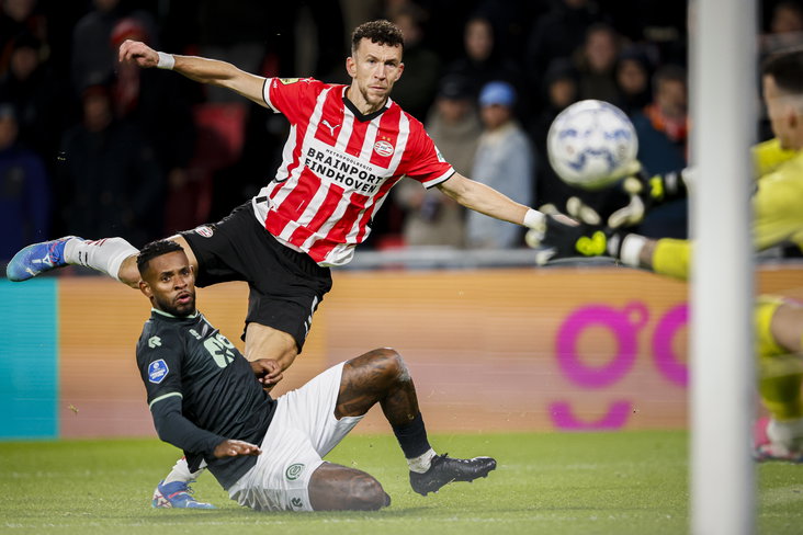Leandro Bacuna kijkt een schot van Ivan Perisic na