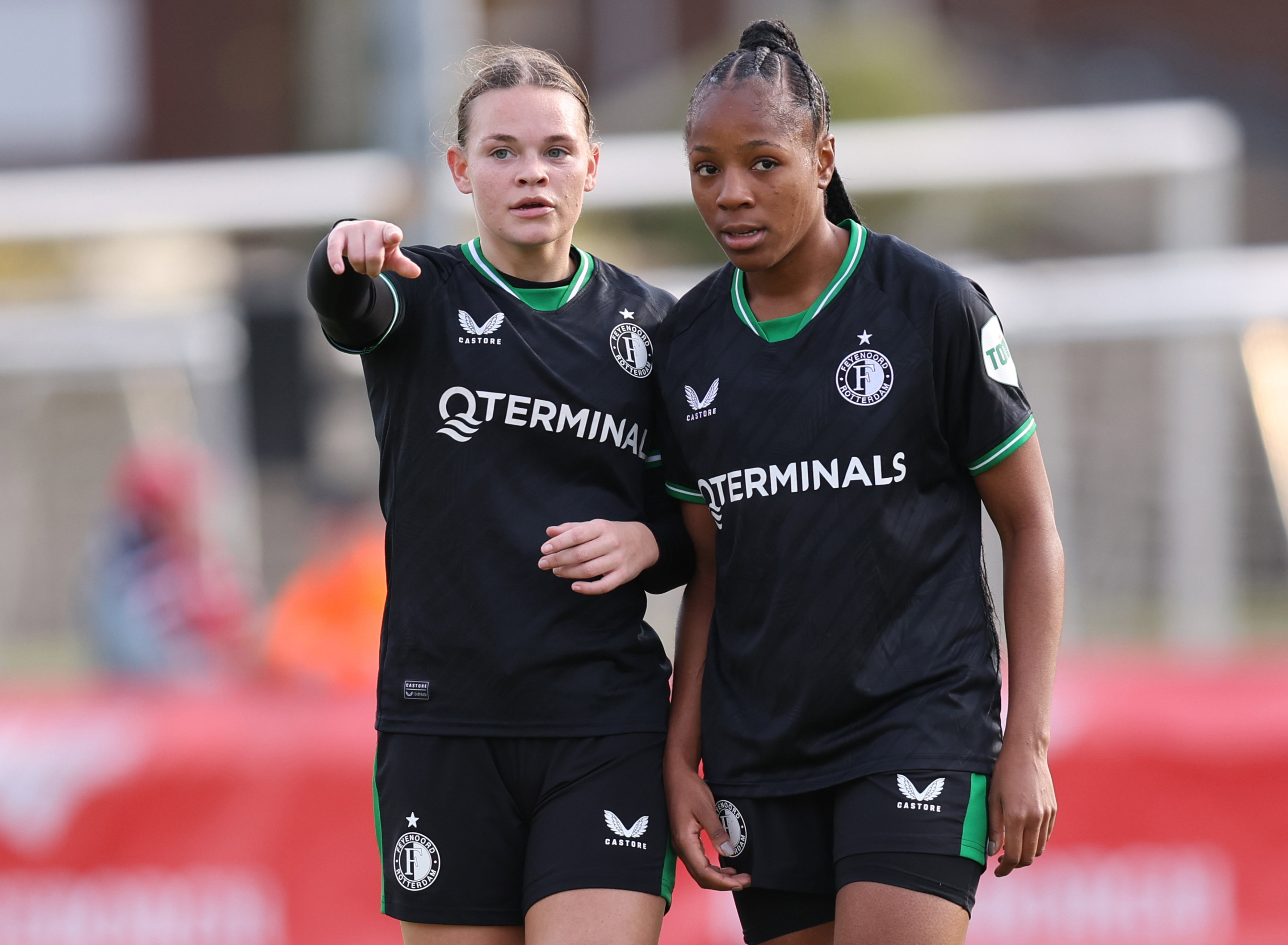 Justine Brandau en Celainy Obispo bij Feyenoord