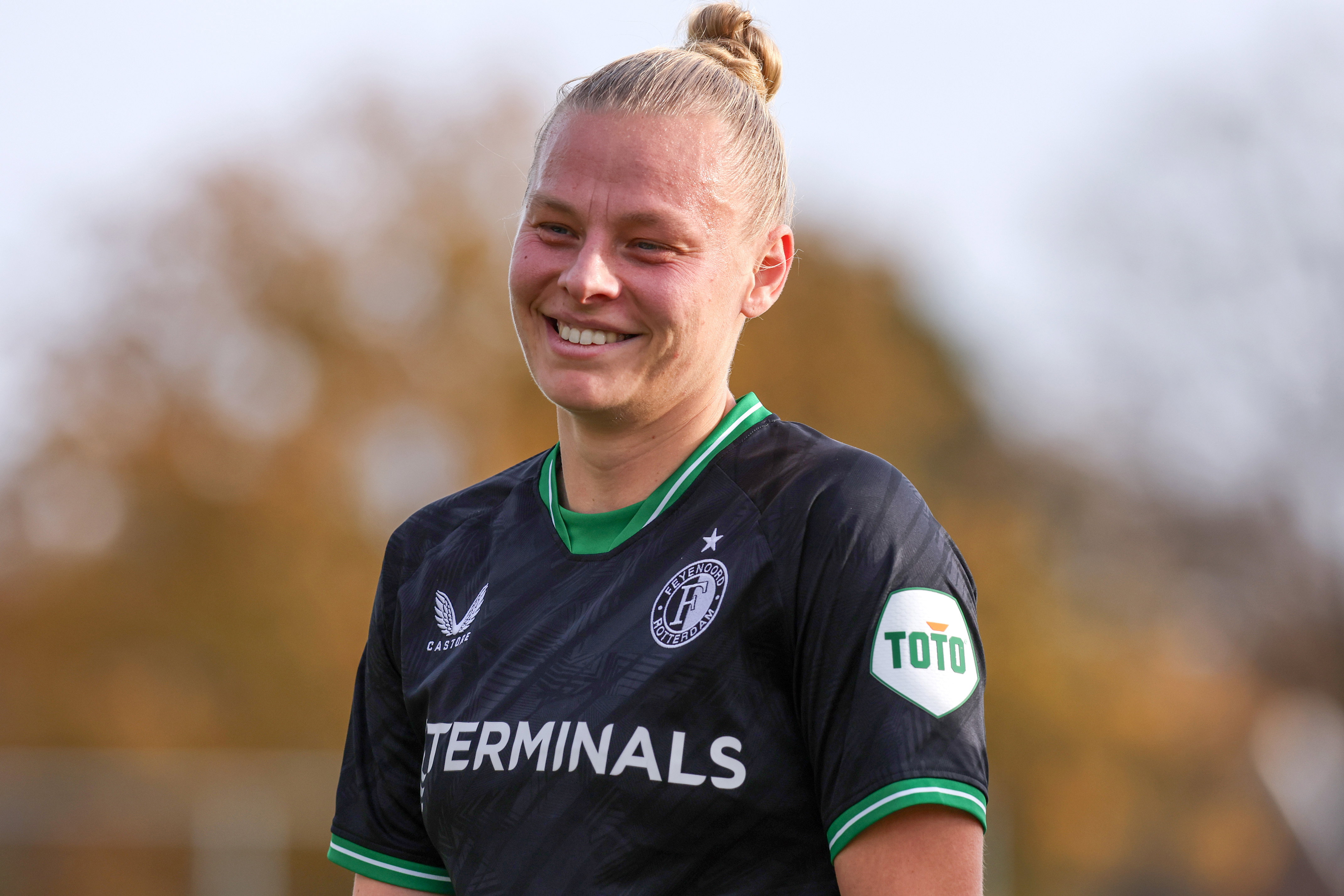 Ella Van Kerkhoven in het shirt van Feyenoord