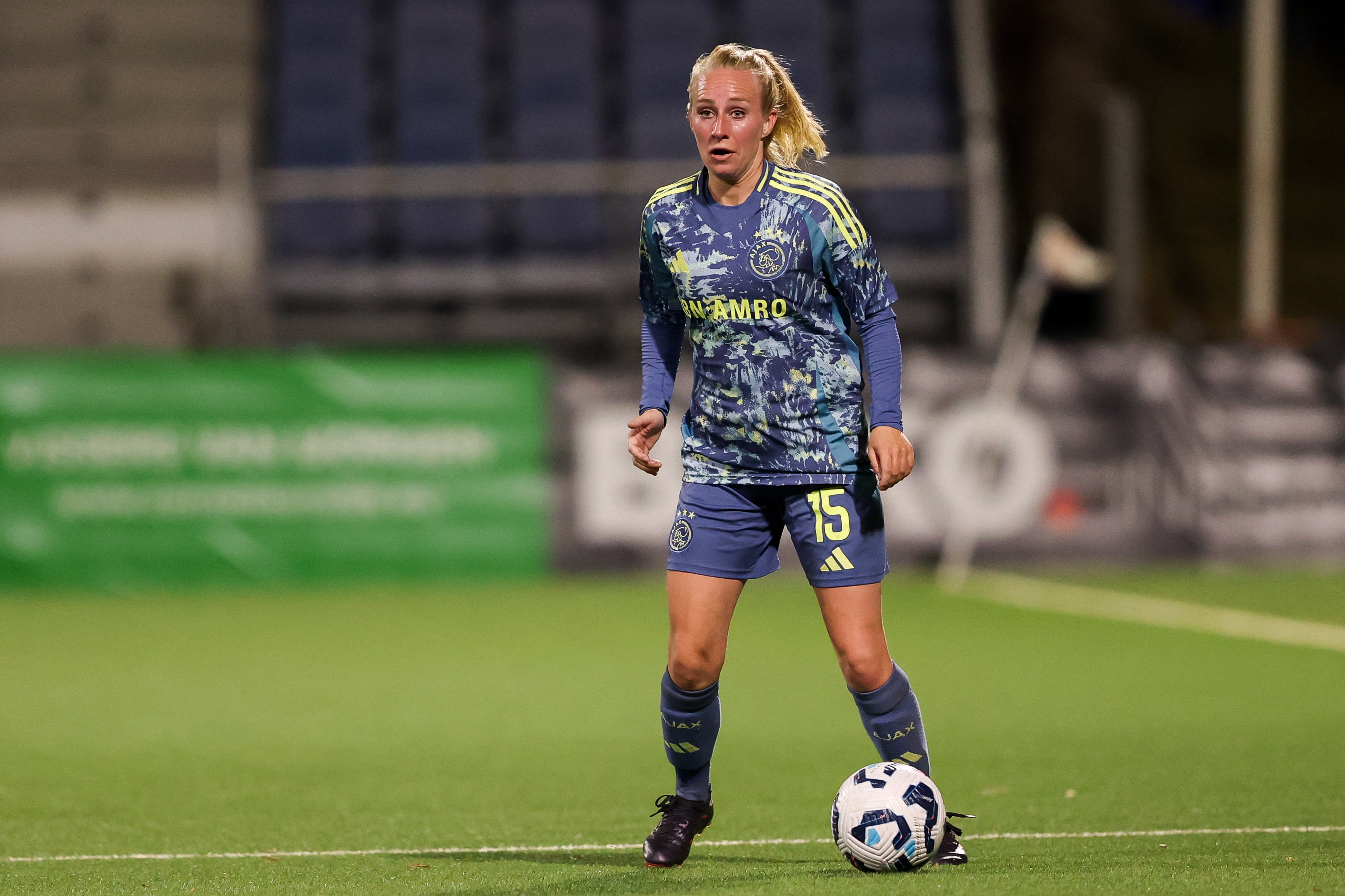 Inessa Kaagman in het shirt van Ajax