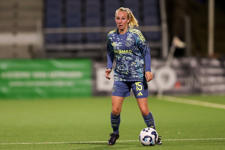 Inessa Kaagman in het shirt van Ajax