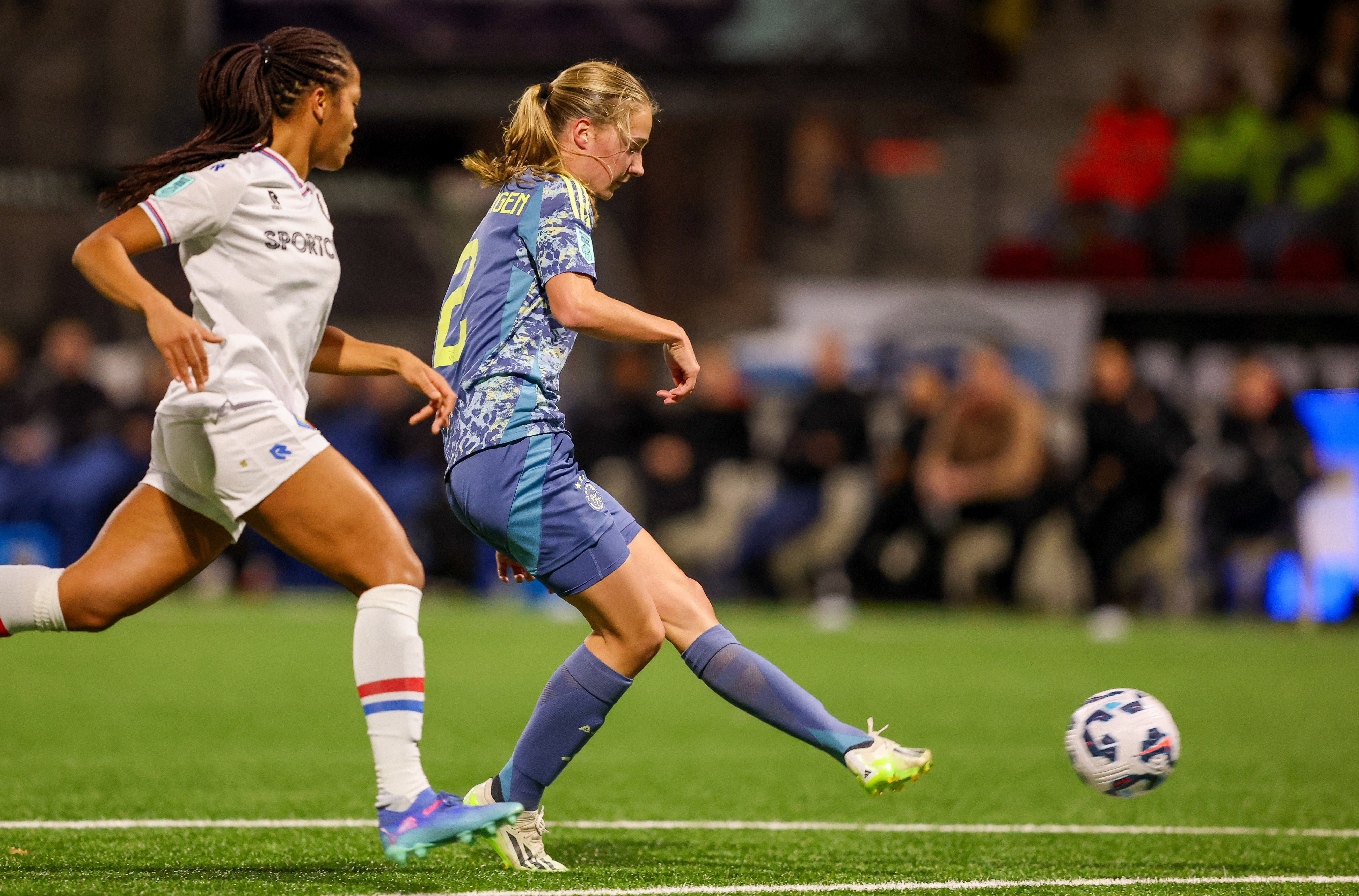 Jade van Hensbergen (Ajax) in actie tegen Telstar