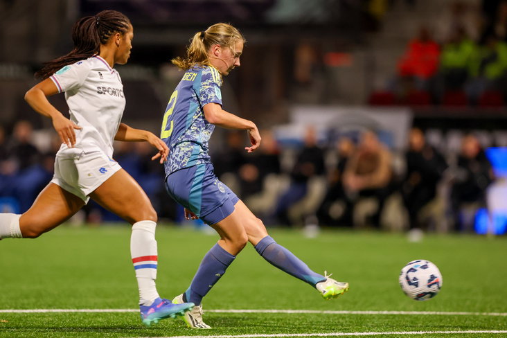 Jade van Hensbergen (Ajax) in actie tegen Telstar