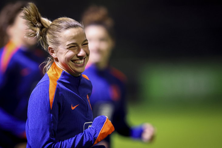 Jackie Groenen op de training van de OranjeLeeuwinnen