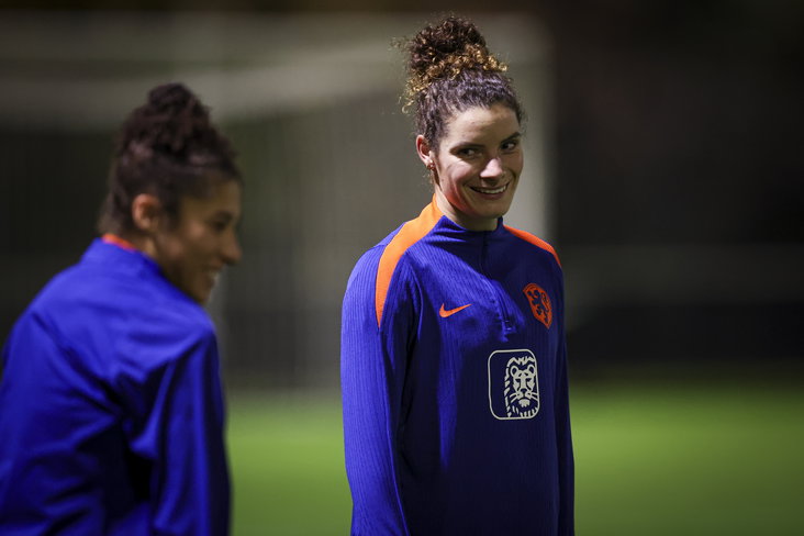 Dominique Janssen op de training bij de OranjeLeeuwinnen