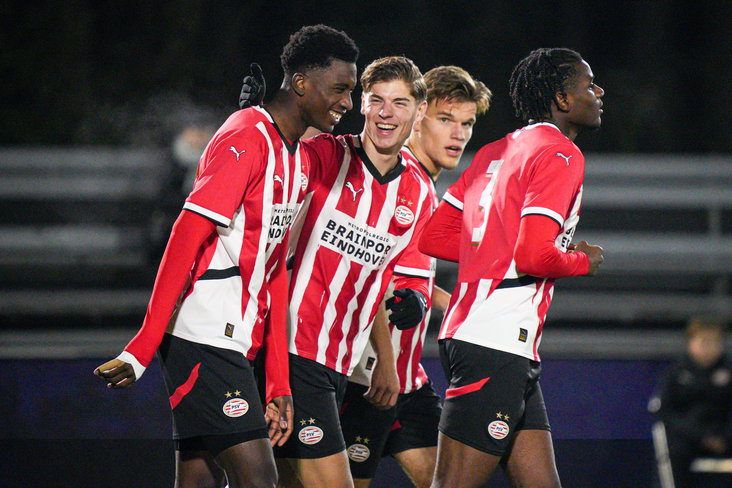 Jong PSV viert de 1-0 tegen Jong AZ