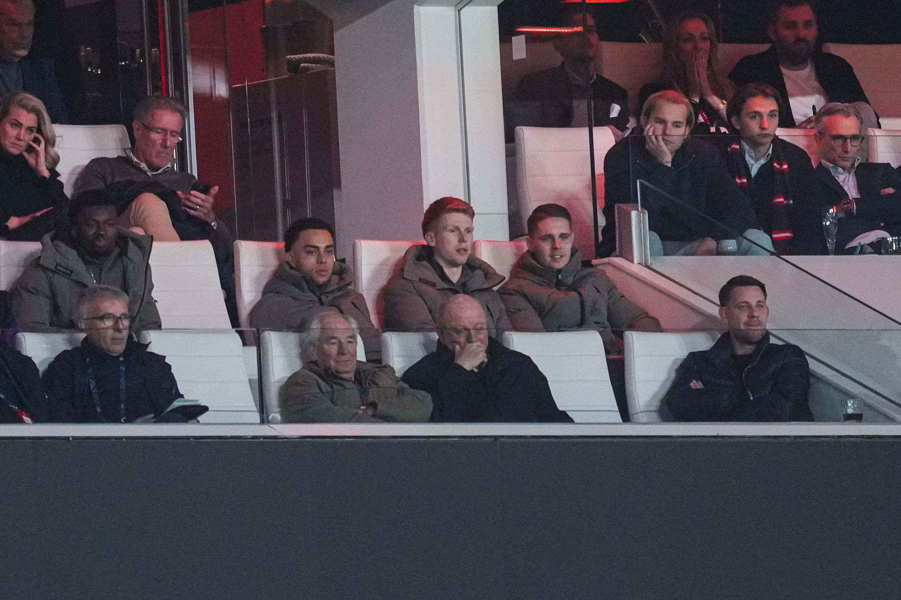 Sergiño Dest, Jerdy Schouten en Joey Veerman op de tribune