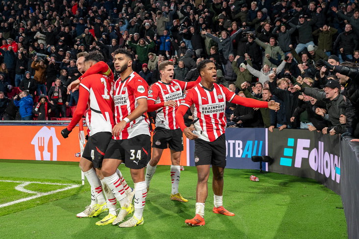 PSV viert de winnende treffer tegen Shakhtar met de supporters