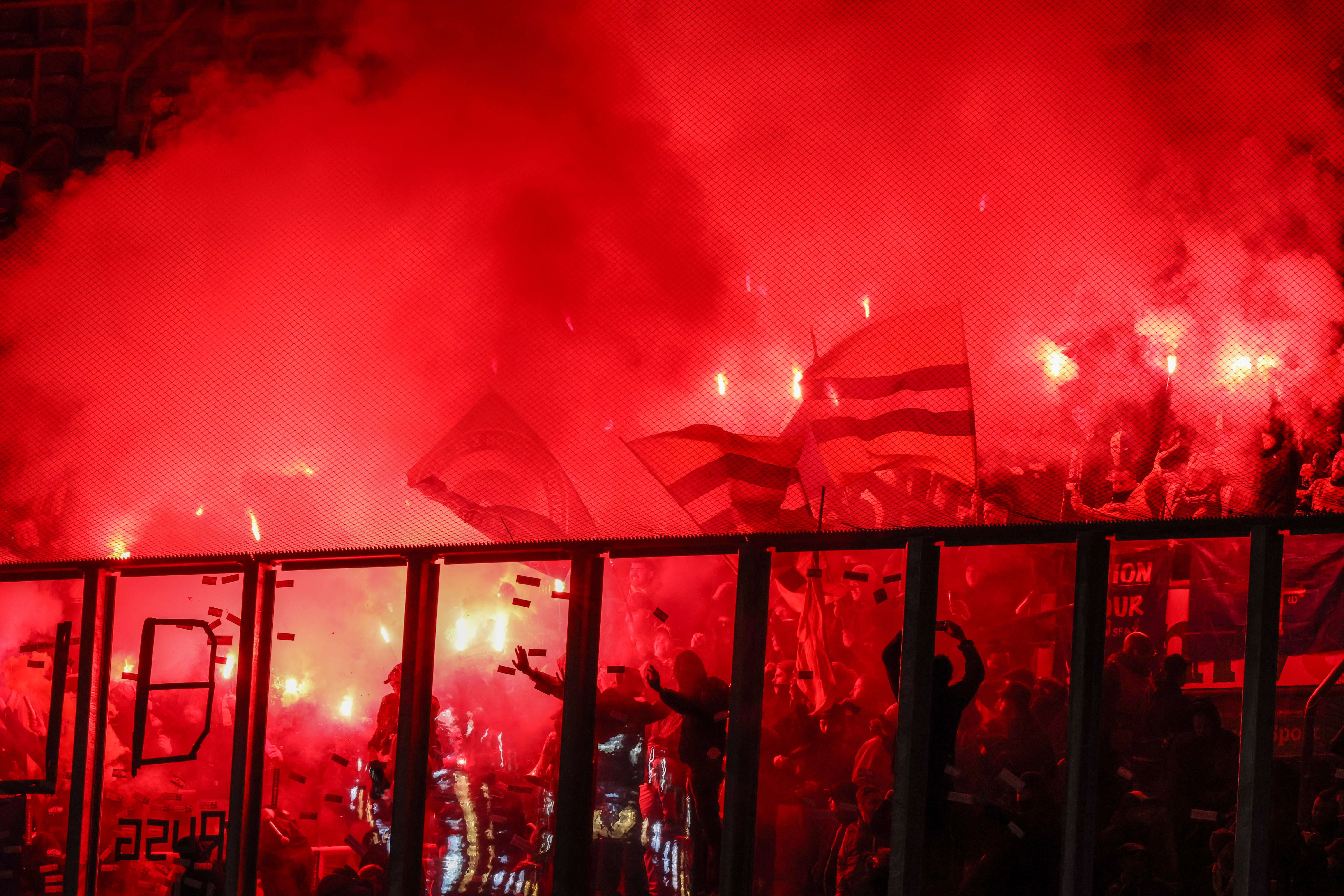 Union-fans steken vuurwerk af in de Grolsch Veste