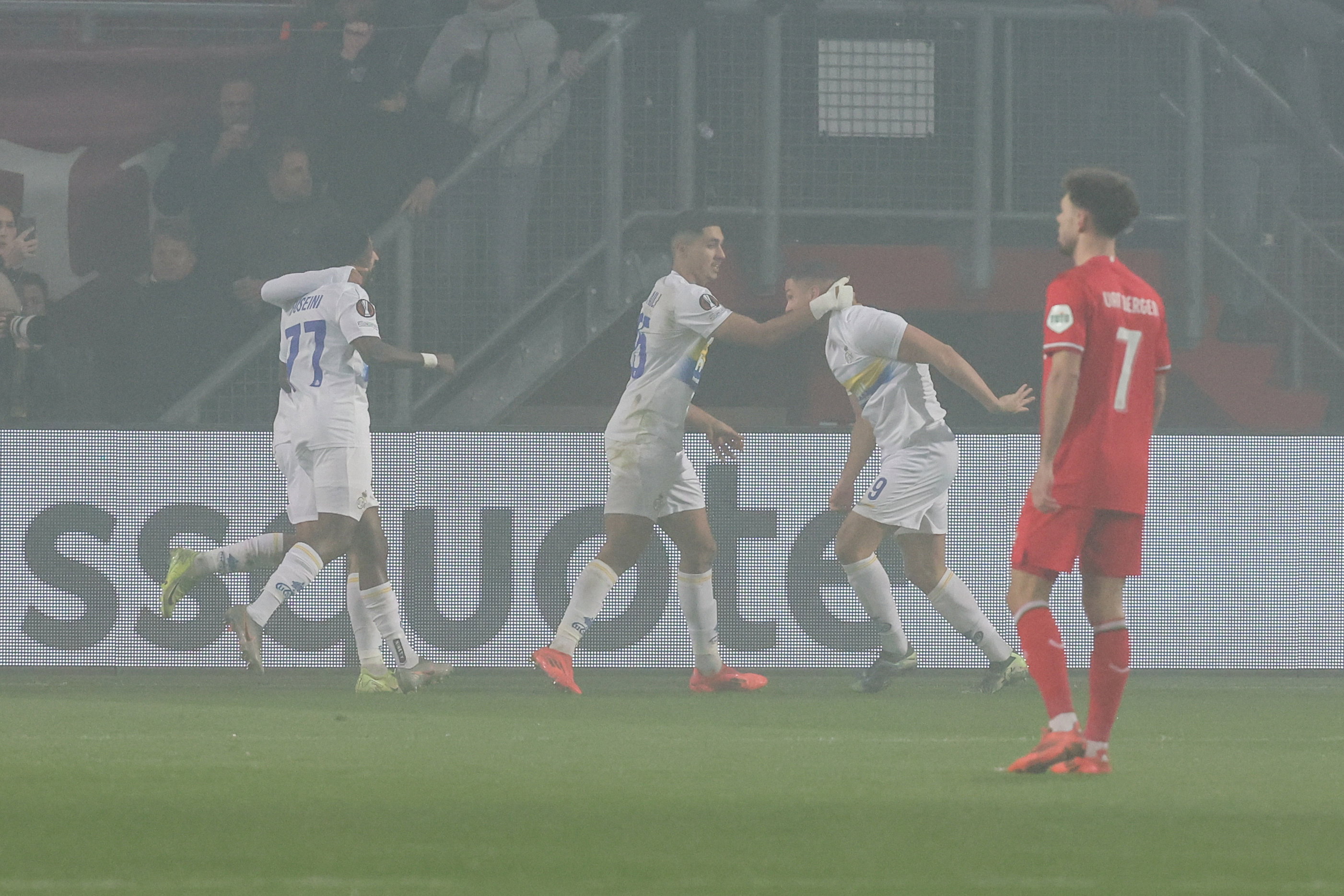 Royale Union Saint-Gilloise juicht na een goal tegen FC Twente