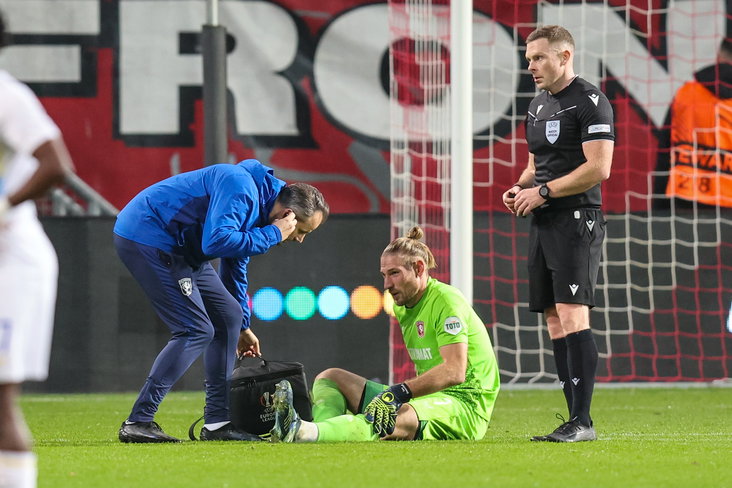 Lars Unnerstall zit op de grond