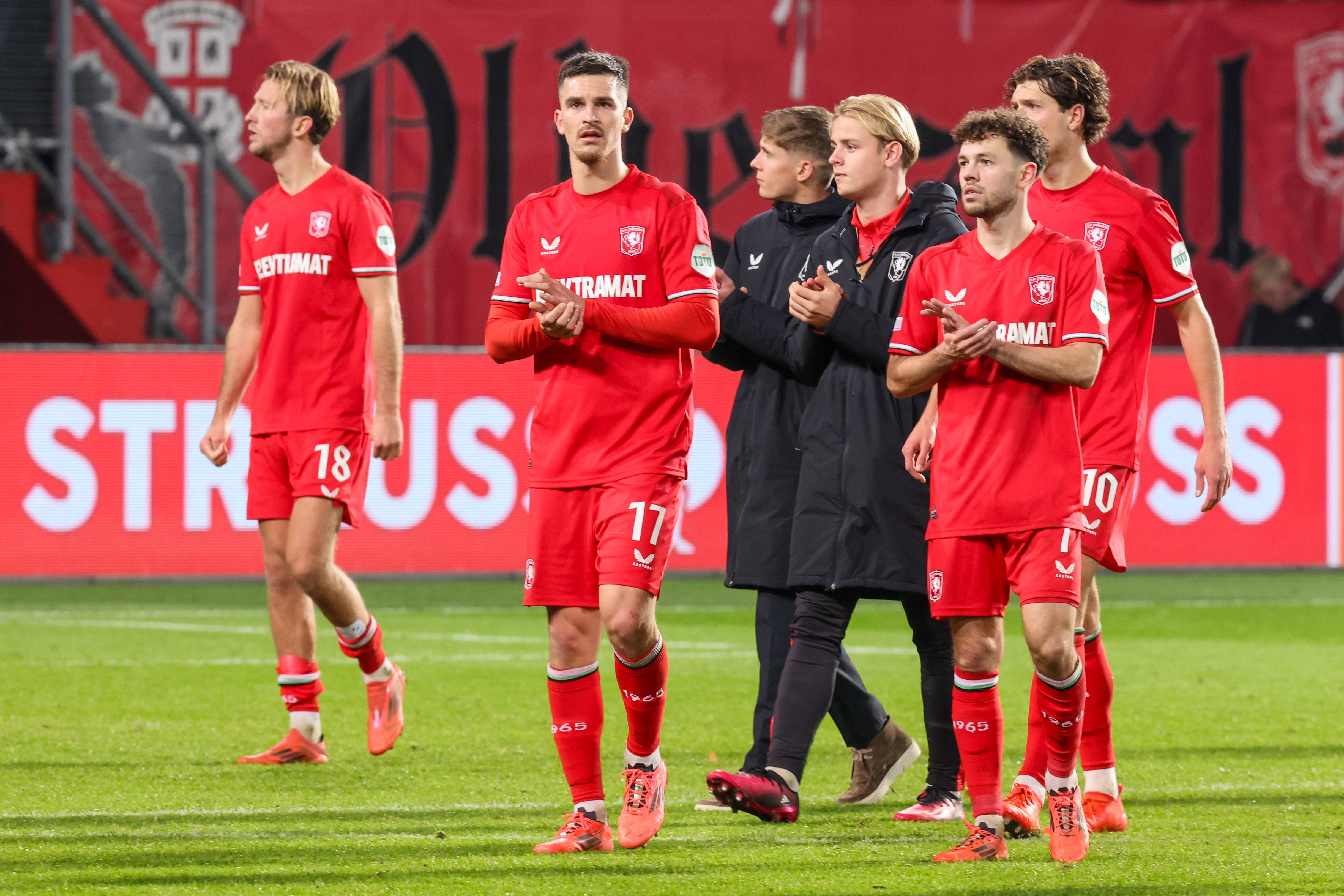 FC Twente-spelers bedanken het publiek na het duel tegen Union