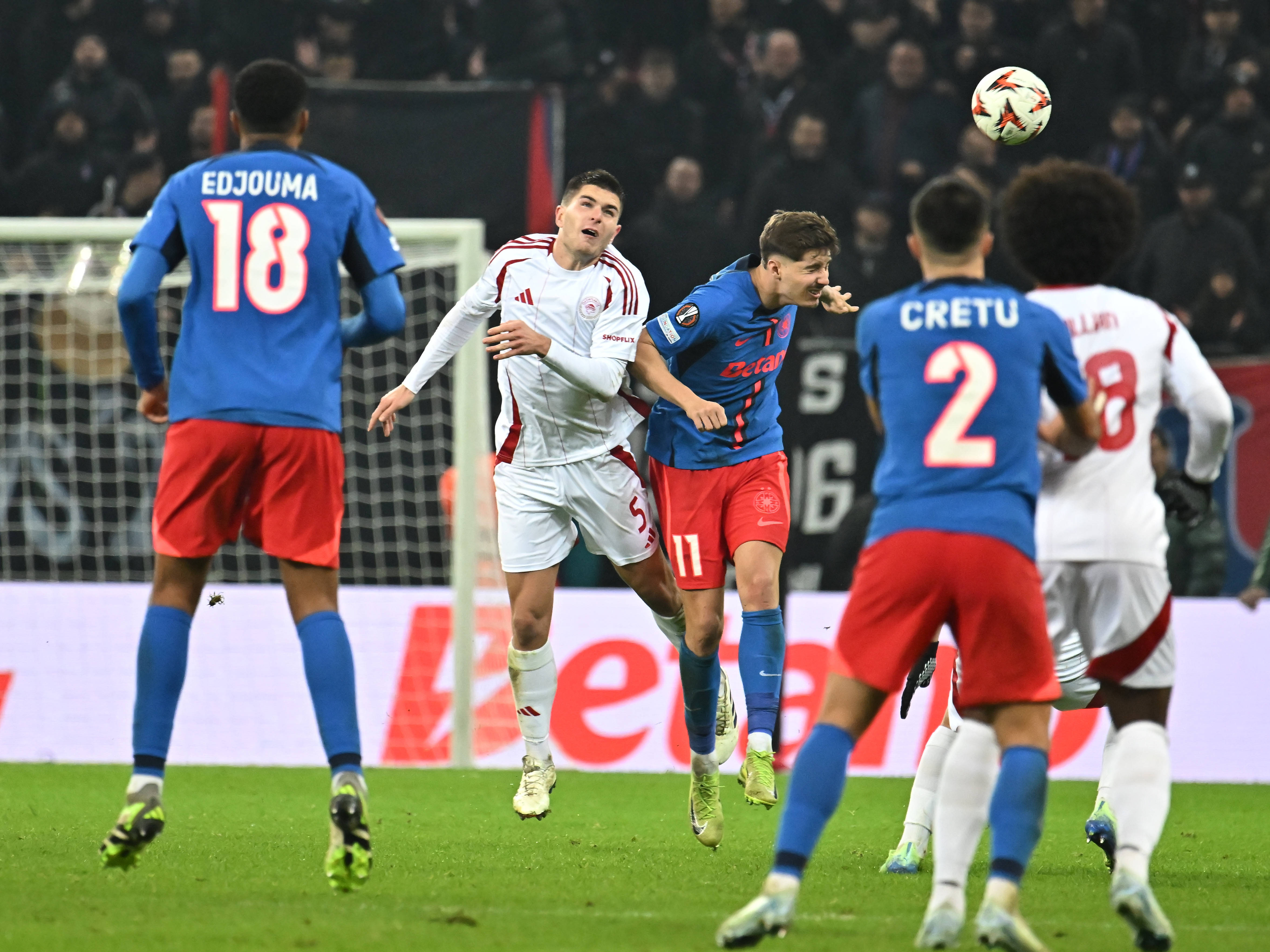 Olympiakos-verdediger Lorenzo Pirola in duel met FCSB