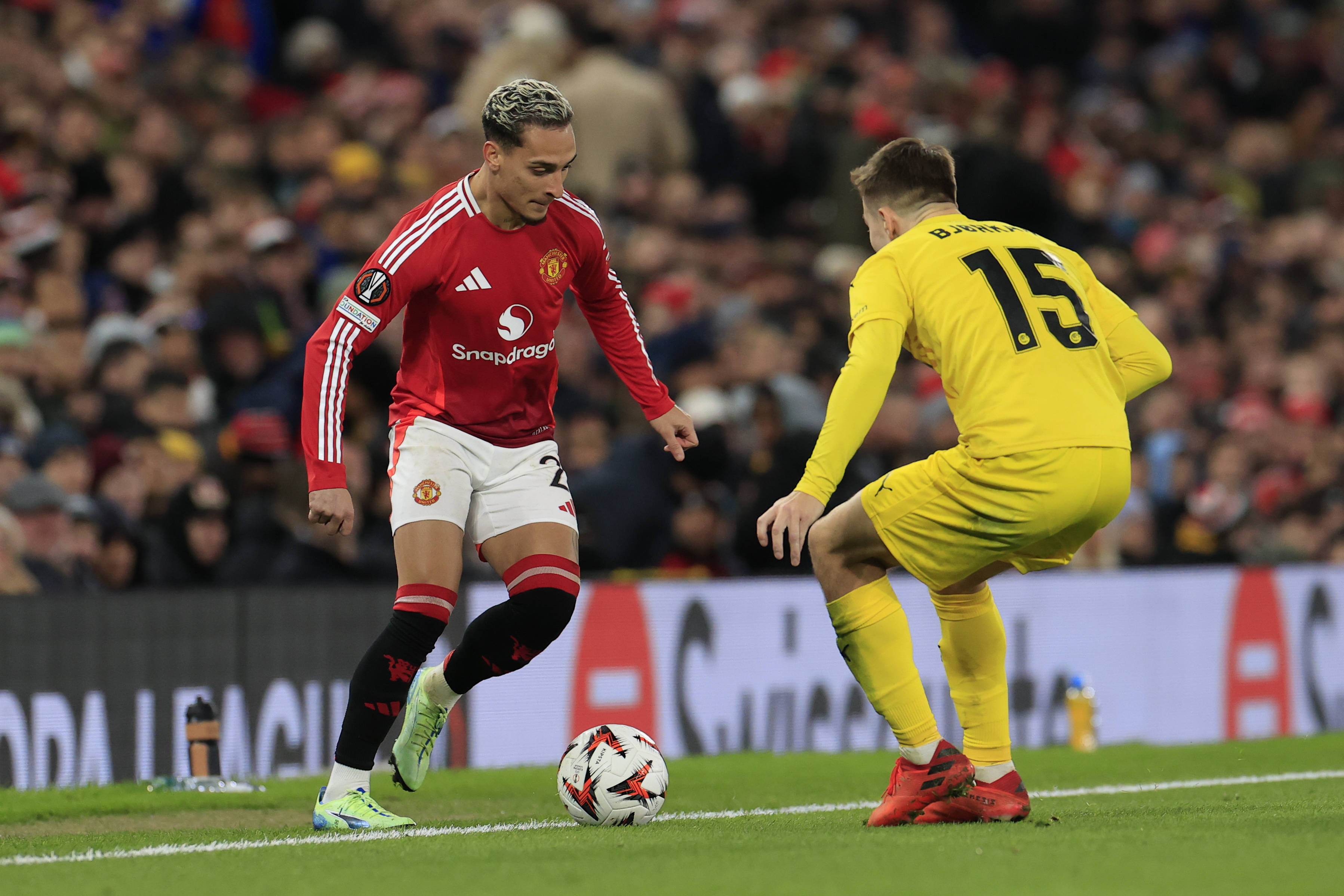 Fredrik Bjørkan in actie namens Bodø/Glimt tegen Manchester United