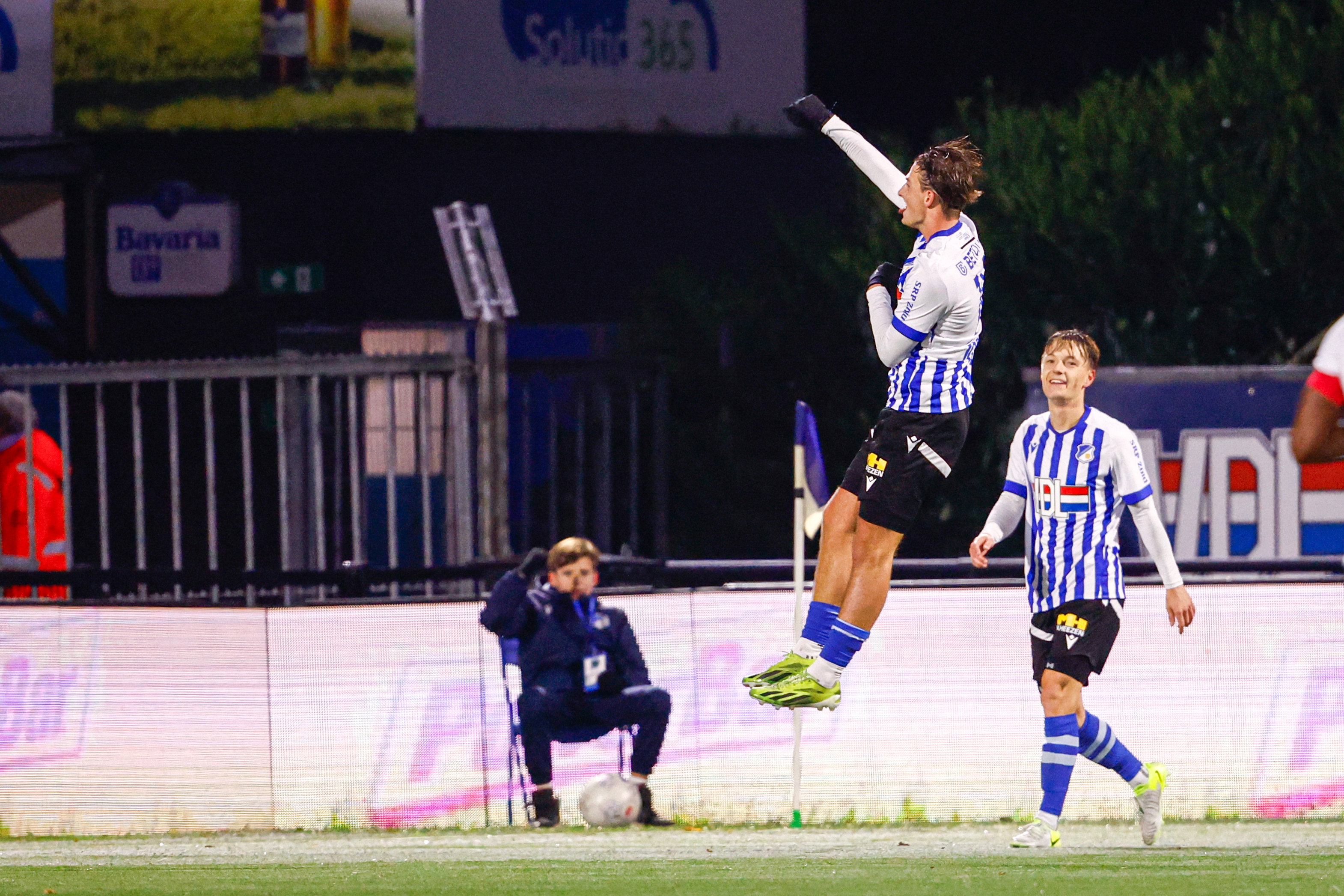 FC Eindhoven viert goal tegen Jong PSV