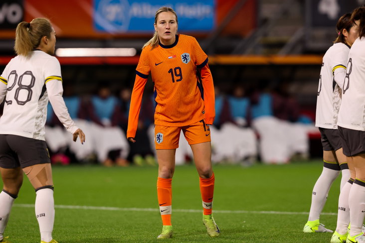 Wieke Kaptein in actie namens de OranjeLeeuwinnen tegen China
