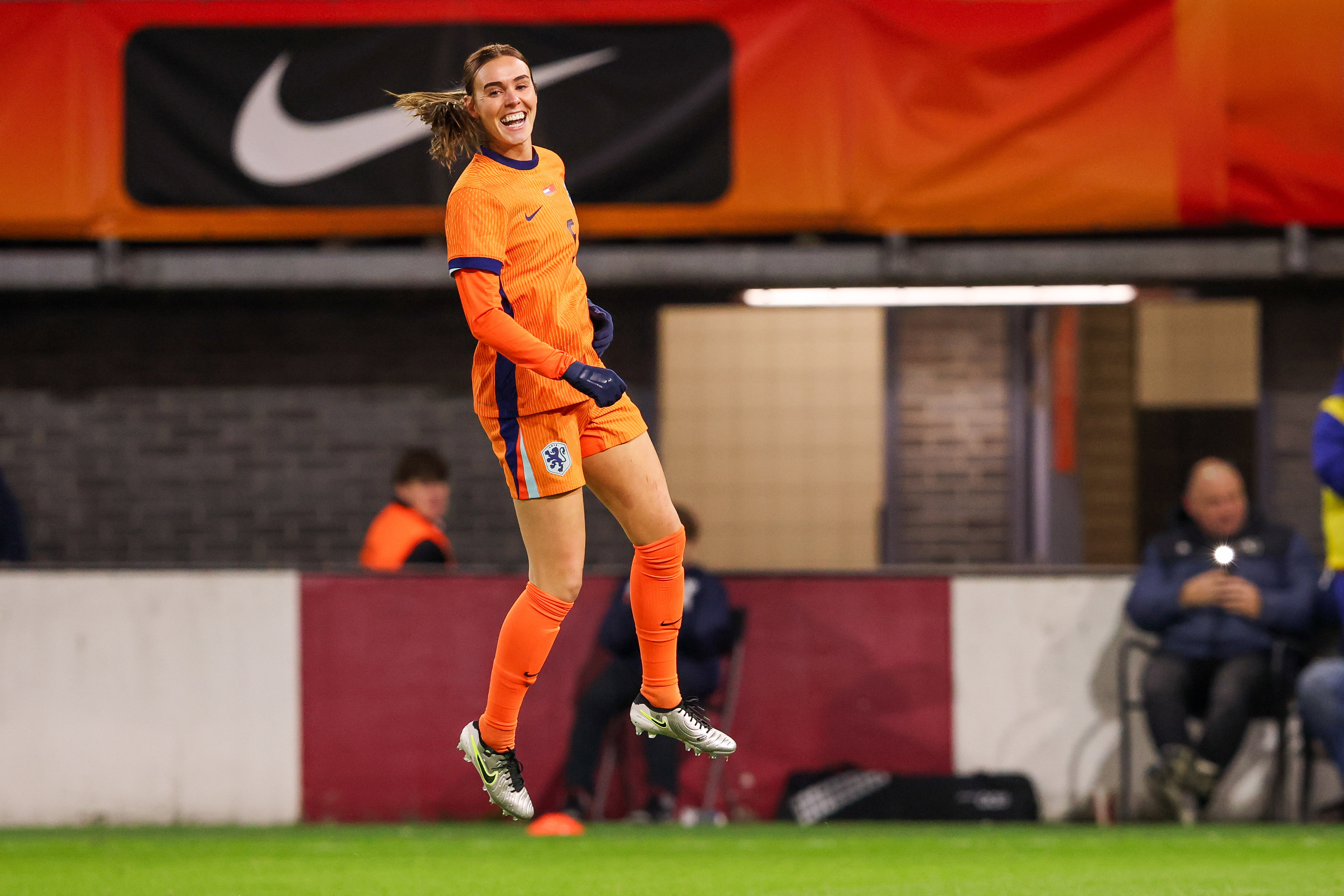 Jill Roord juicht na haar goal voor de OranjeLeeuwinnen