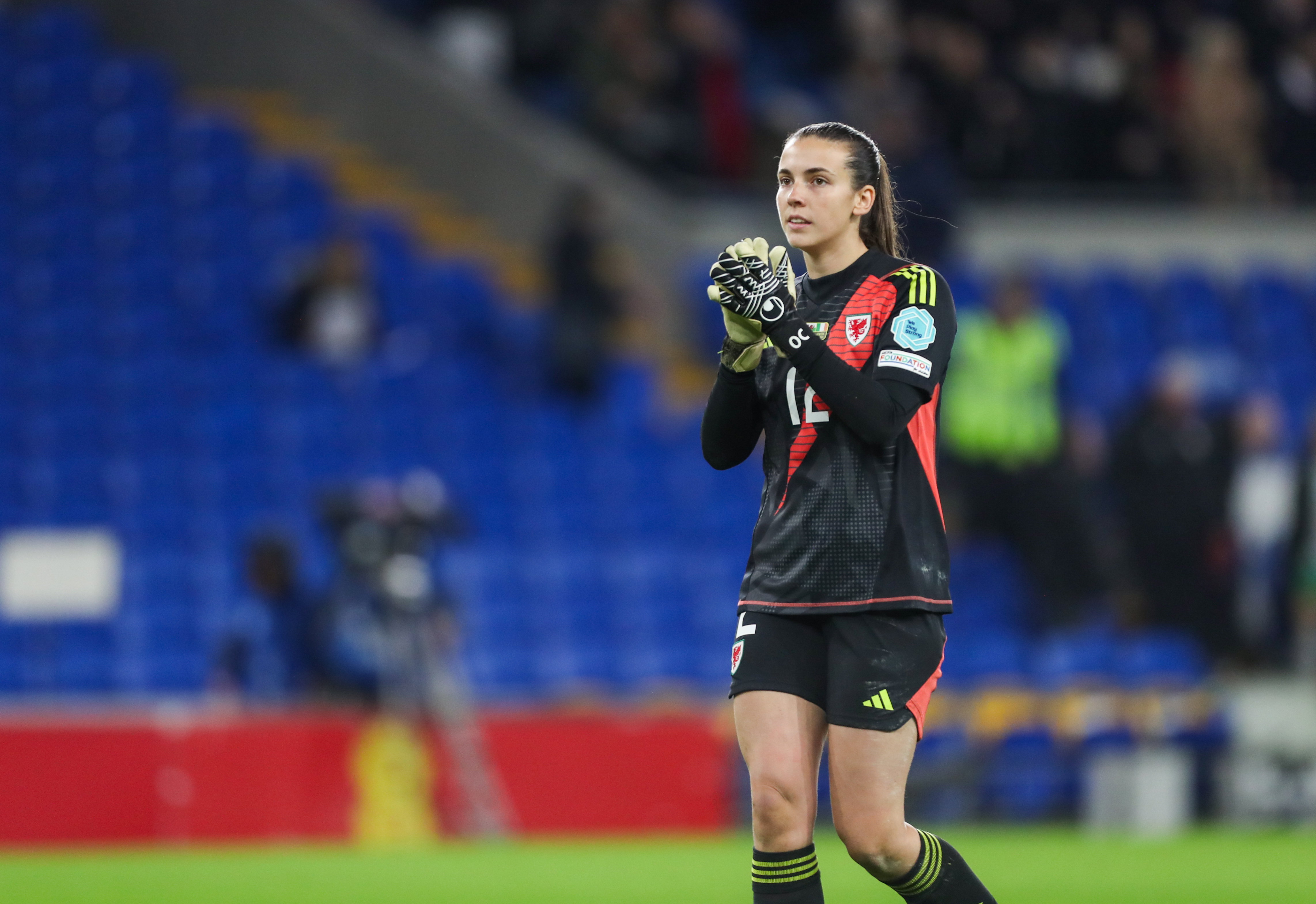 Olivia Clark in actie namens Wales