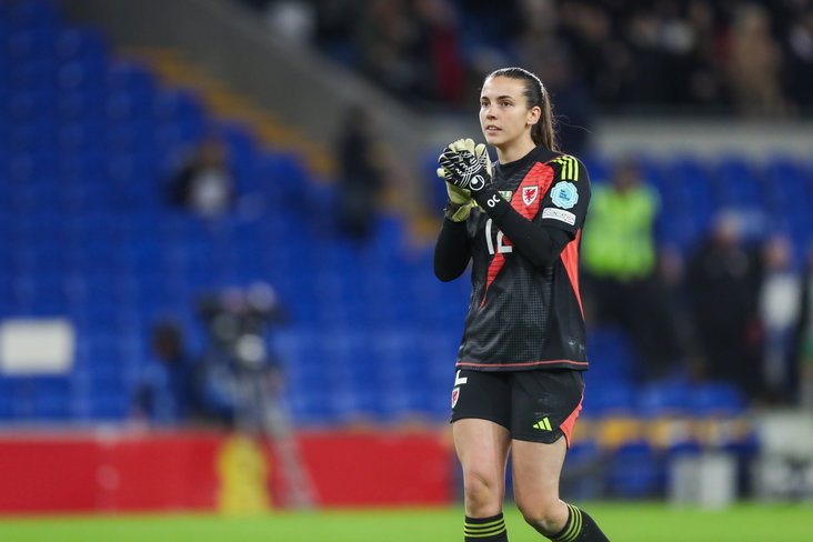 Olivia Clark in actie namens Wales