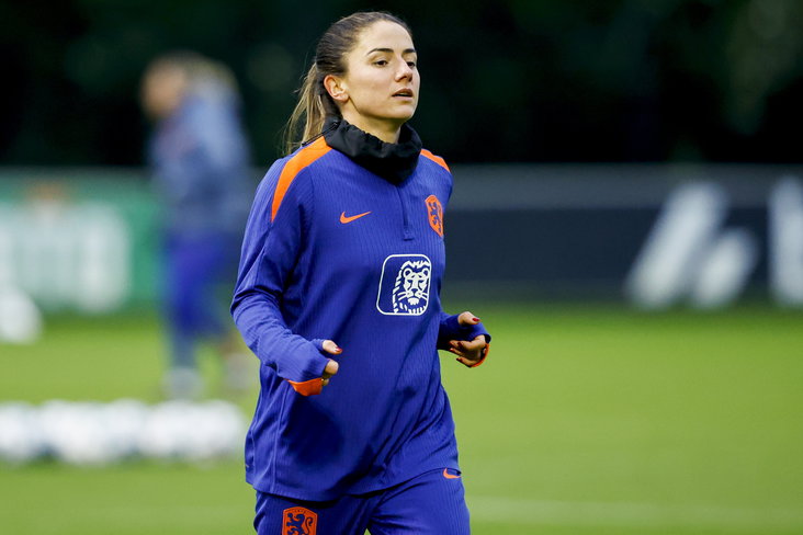 Daniëlle van de Donk op de training van de OranjeLeeuwinnen
