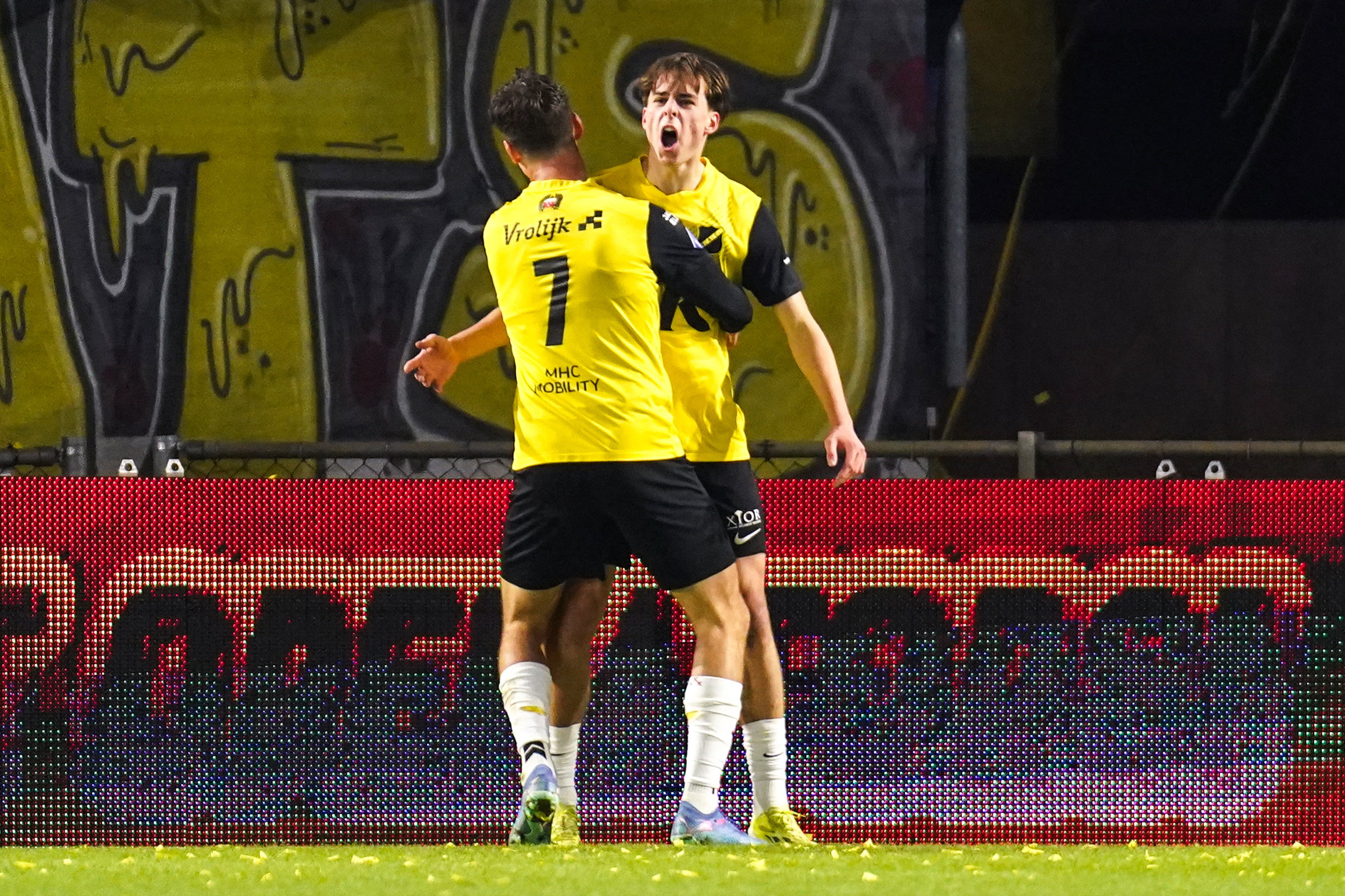 Leo Sauer viert zijn goal