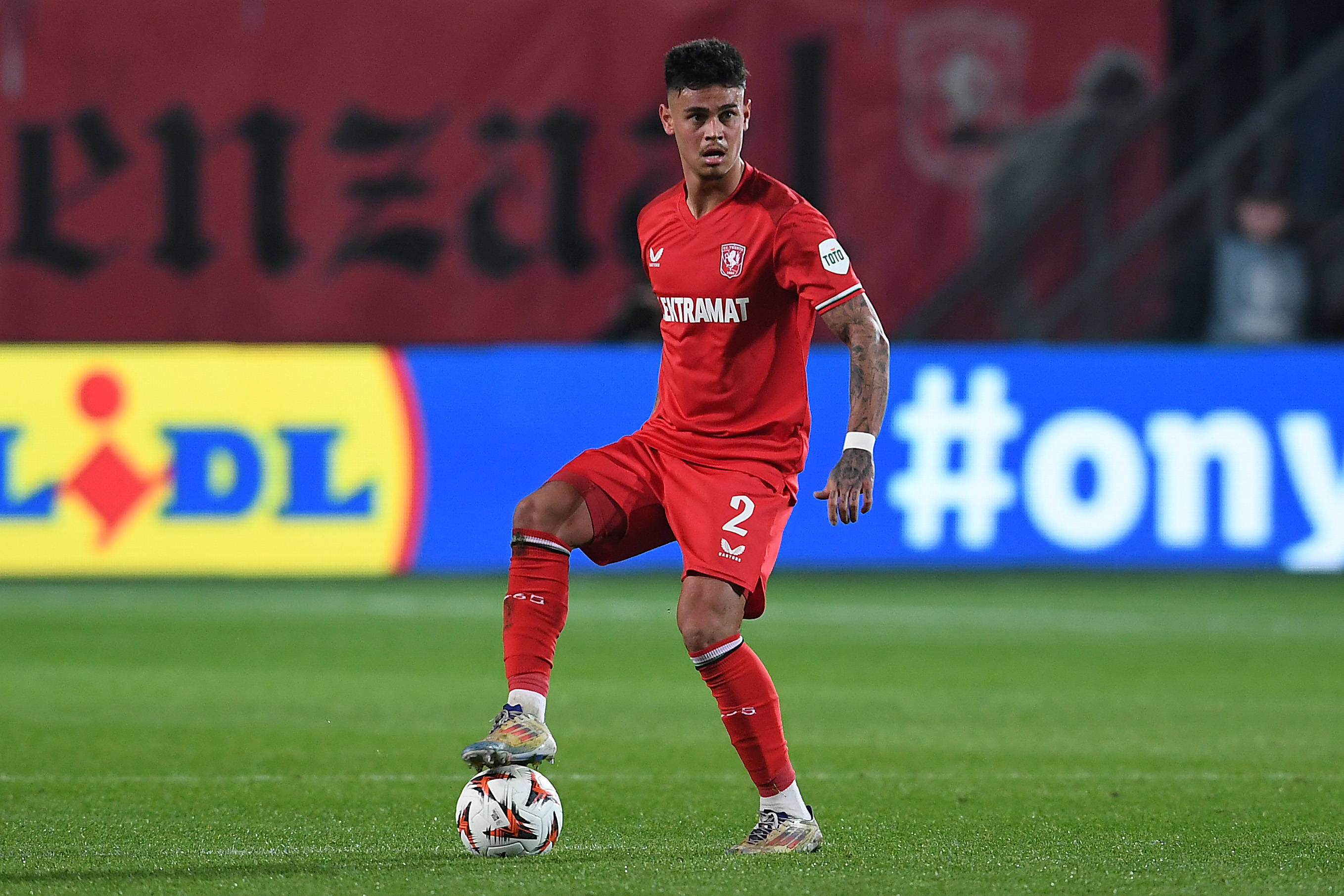Mees Hilgers aan de bal namens FC Twente