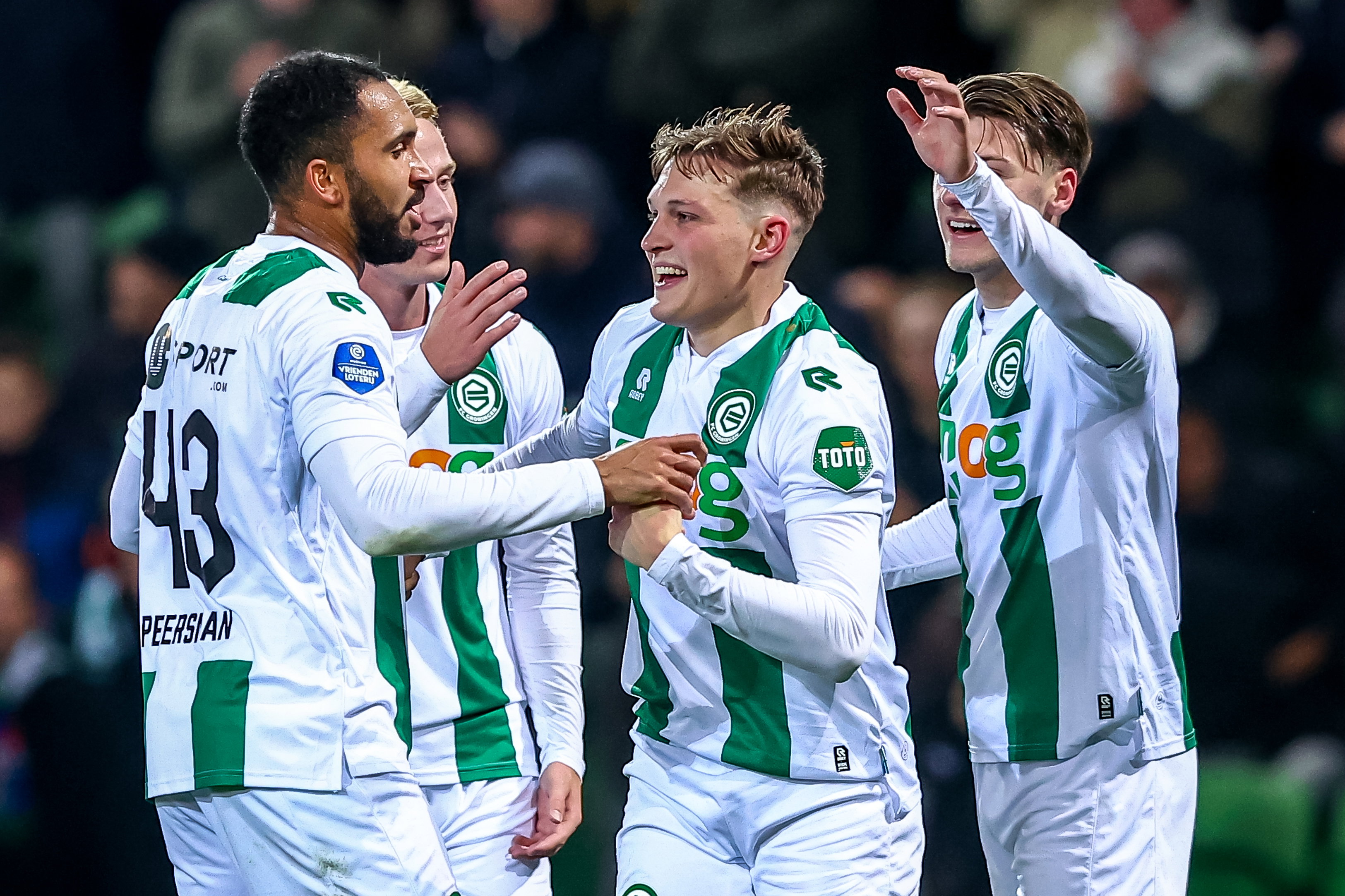 FC Groningen viert goal tegen Willem II