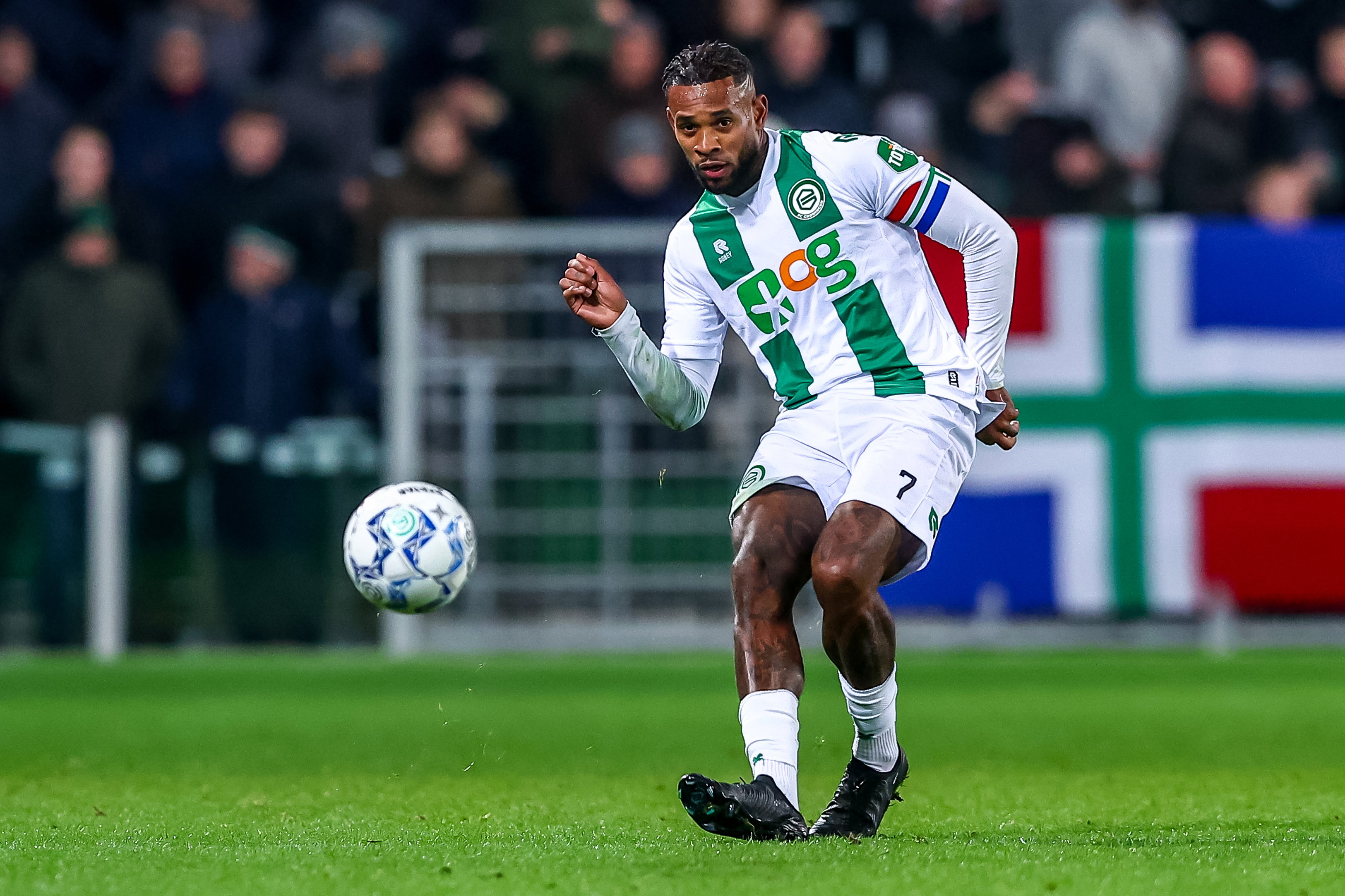 Leandro Bacuna in actie tegen Willem II