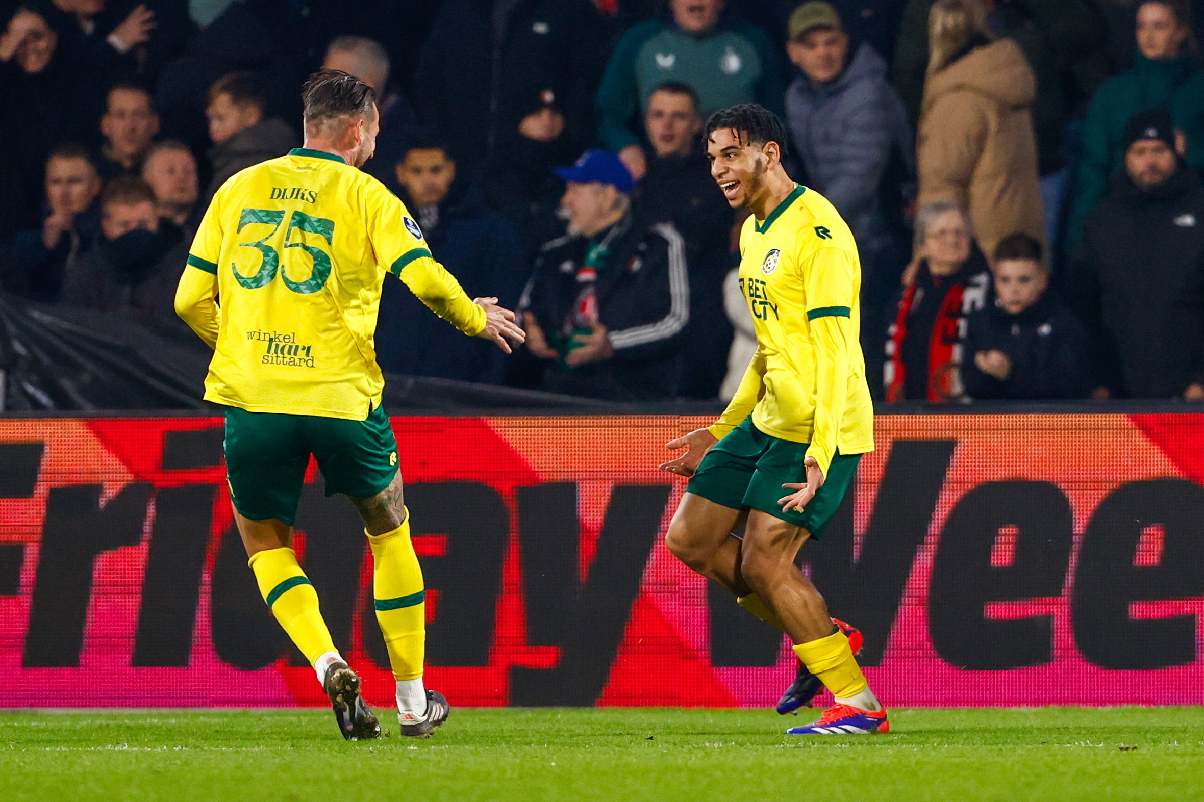 Shawn Adewoye viert goal tegen Feyenoord