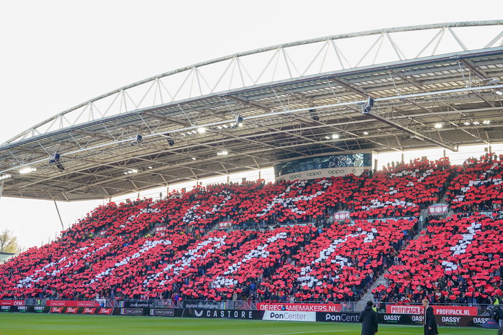Supporters van FC Utrecht met een sfeeractie