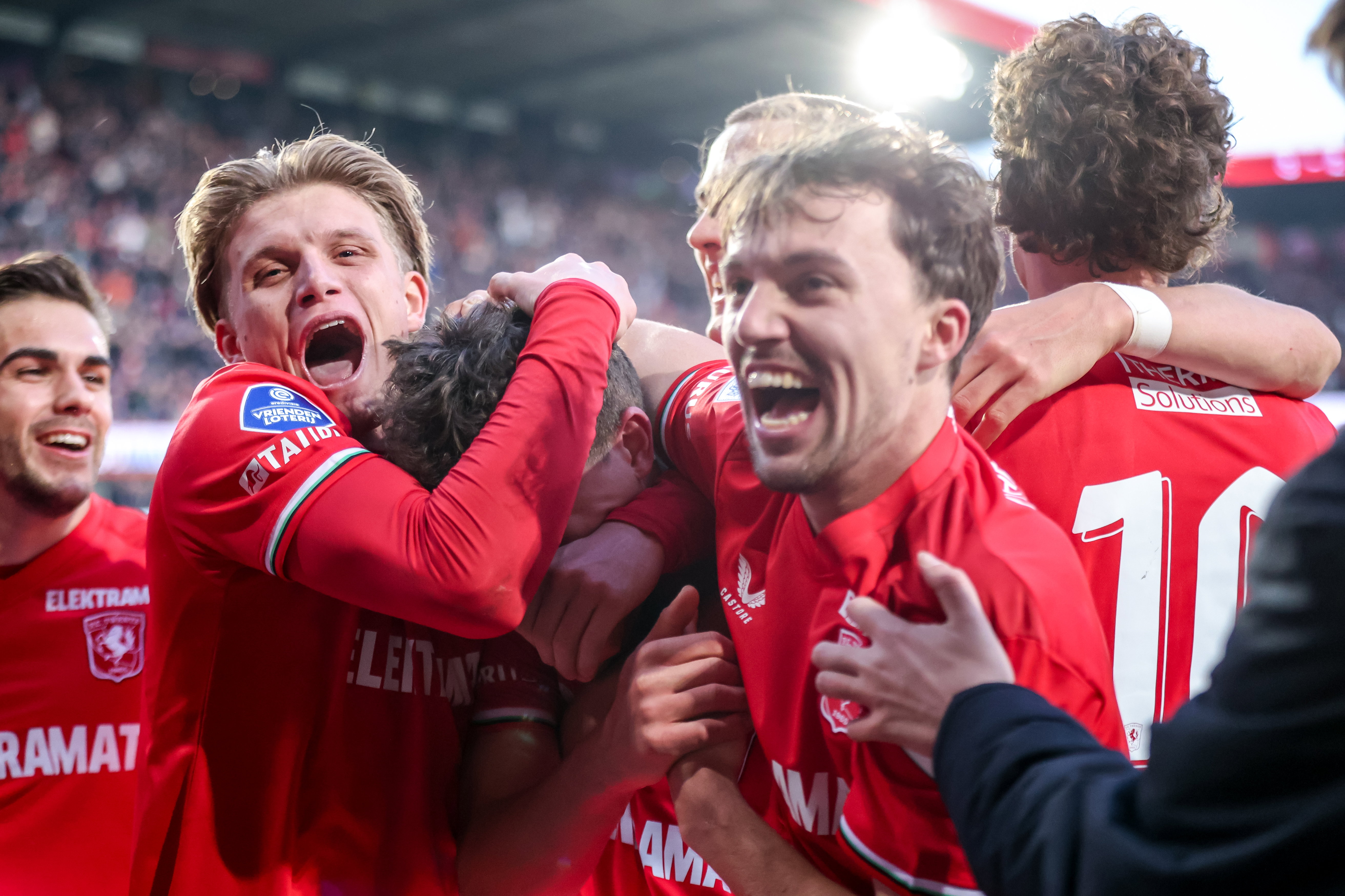 Blijdschap bij FC Twente na de goal van Bas Kuipers