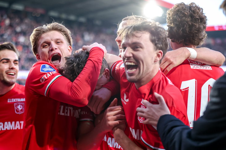 Blijdschap bij FC Twente na de goal van Bas Kuipers