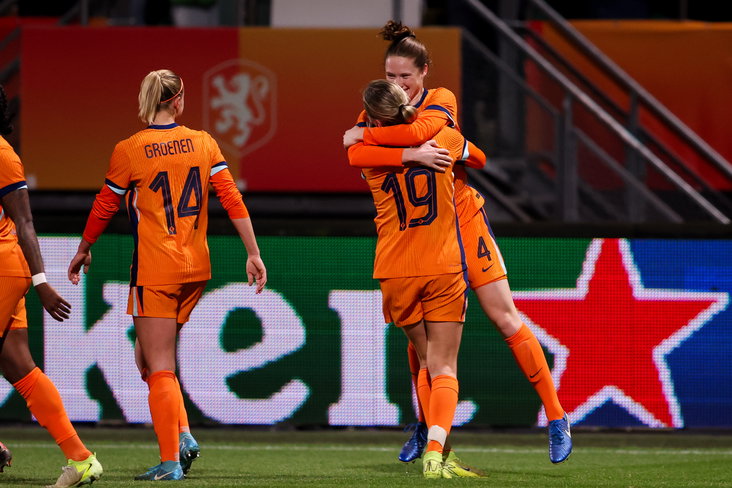 Veerle Buurman wordt gefeliciteerd met haar eerste Oranje-goal