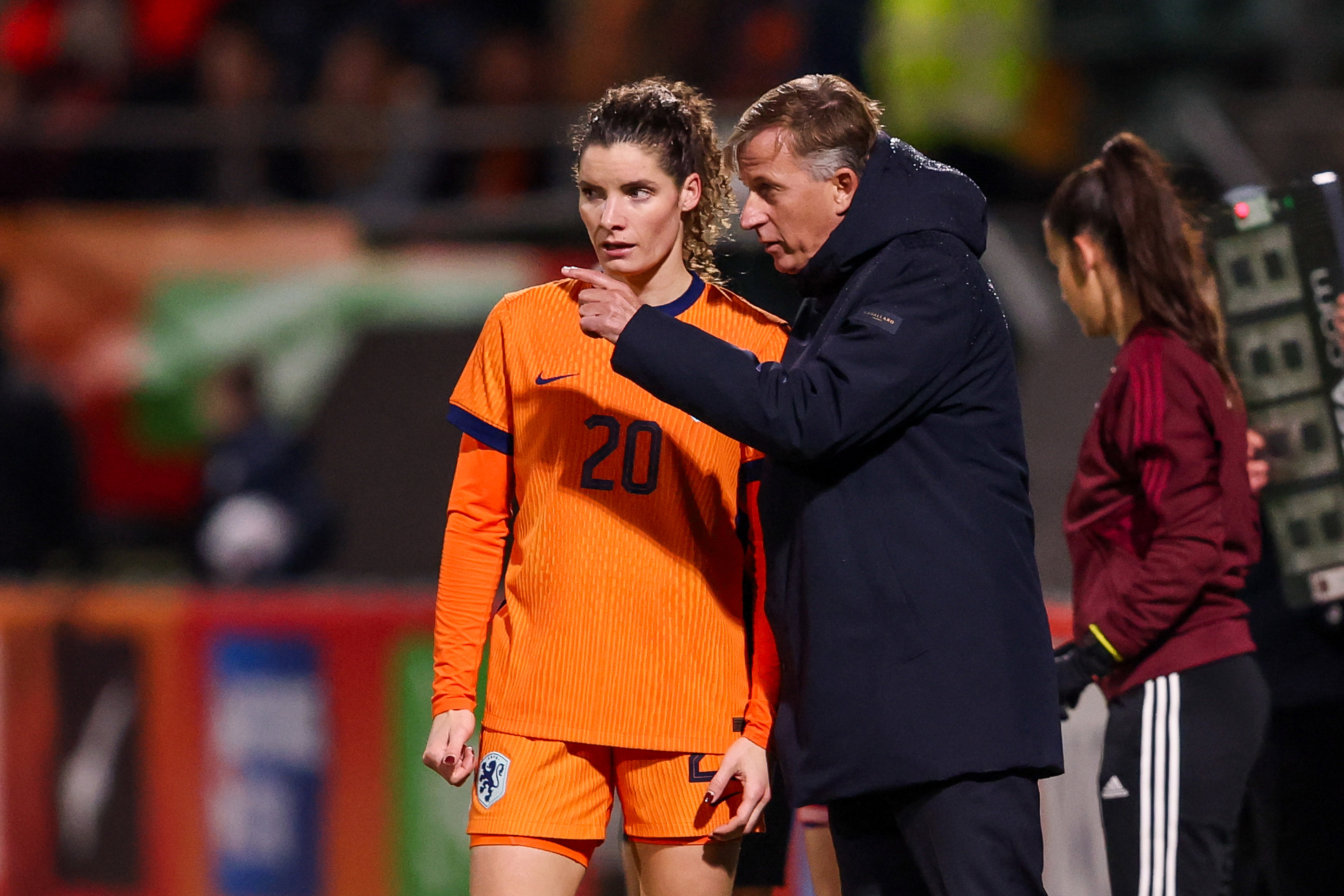 Andries Jonker geeft instructies aan Dominique Janssen