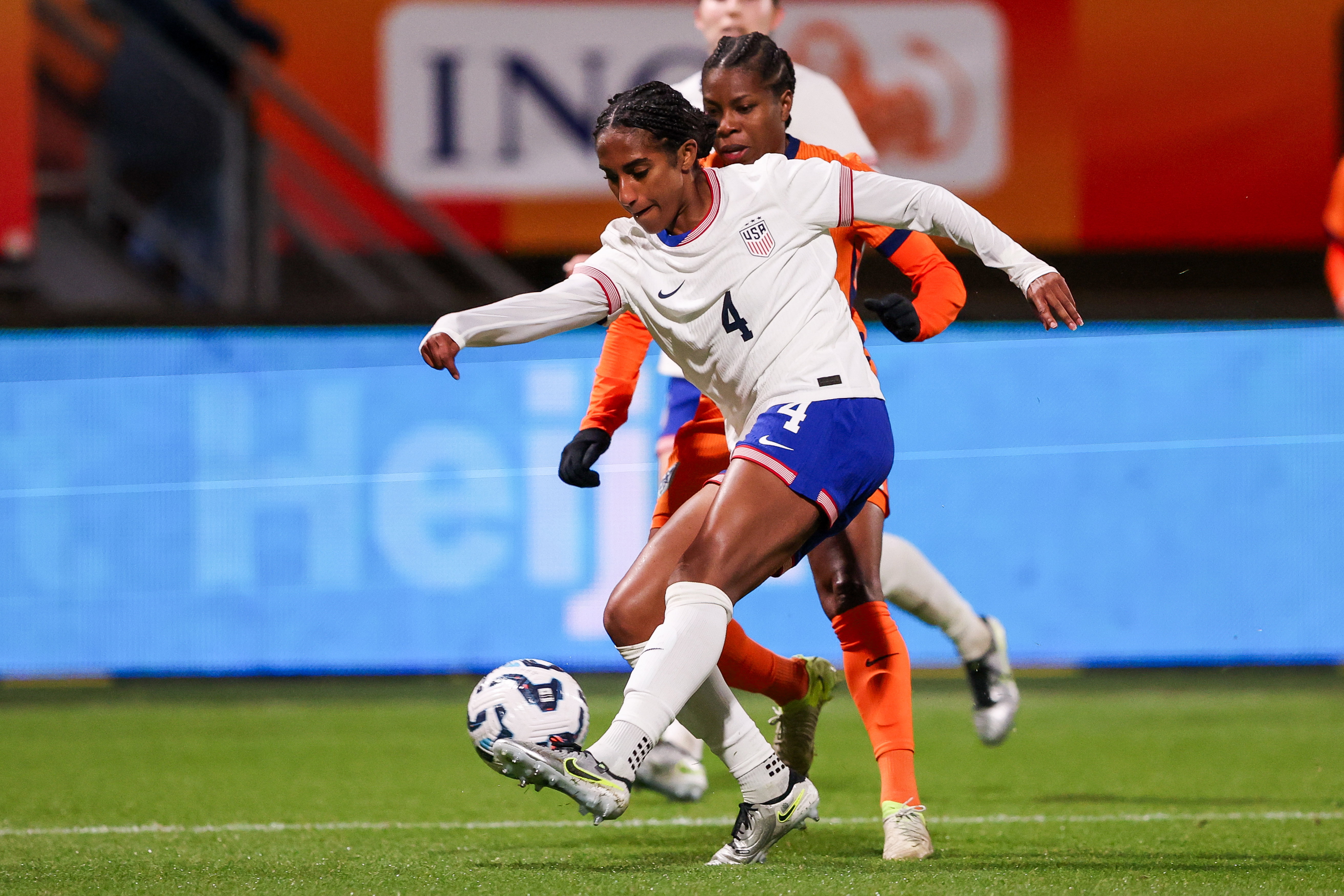 Naomi Girma in actie namens de Verenigde Staten