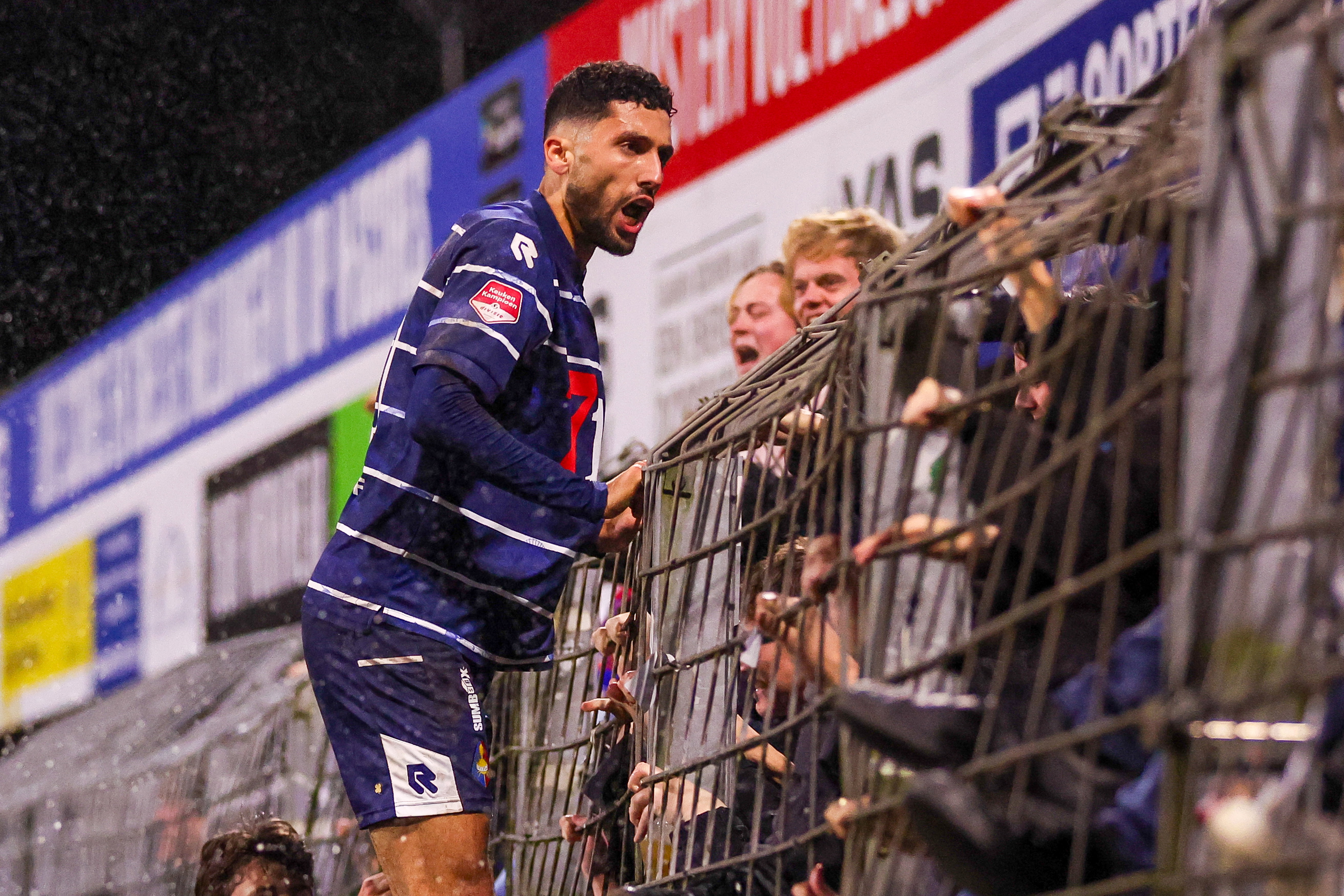 Zakaria Eddahchouri in de hekken