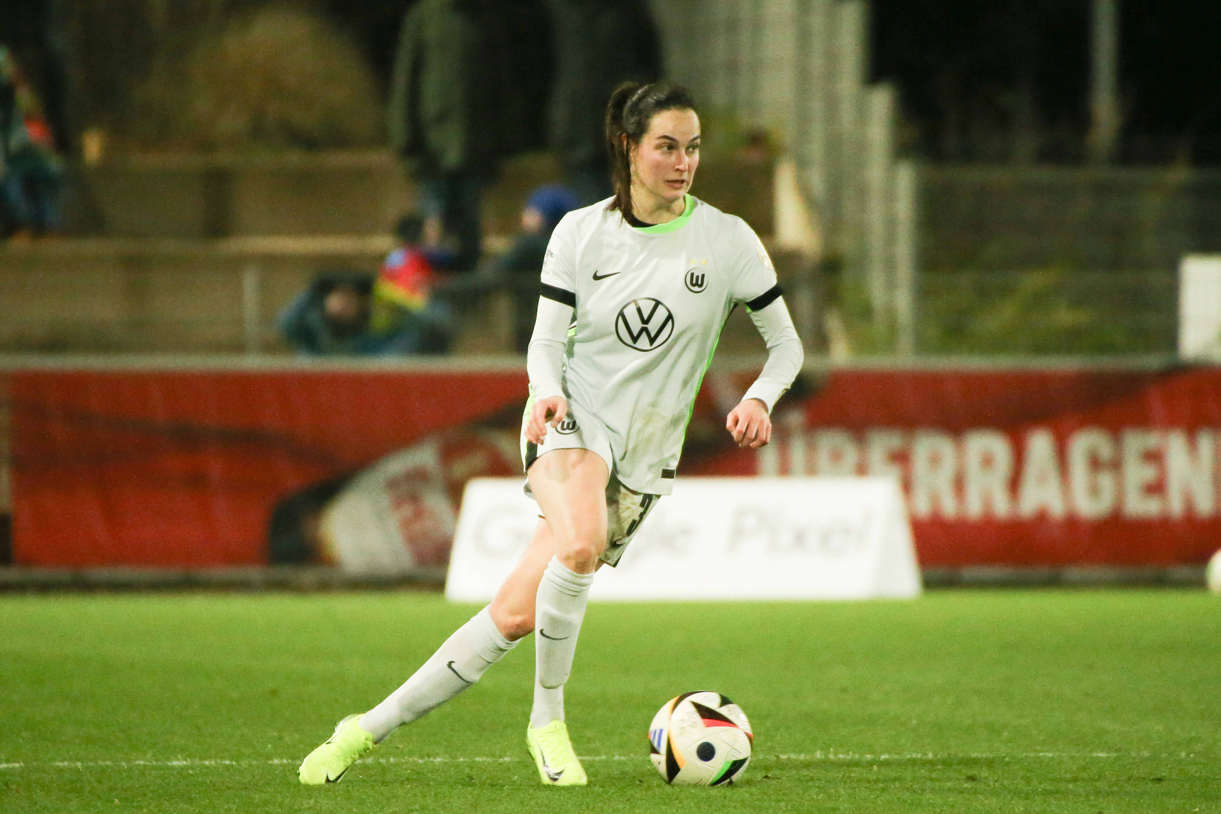Caitlin Dijkstra in actie voor Wolfsburg