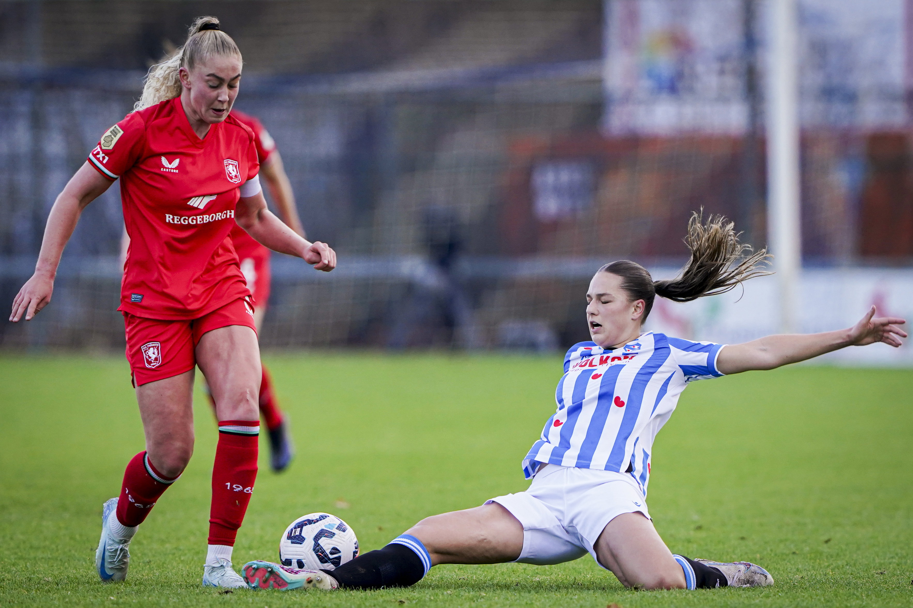 Danique van Ginkel (FC Twente) in duel met Elfi Maass (SC Heerenveen)