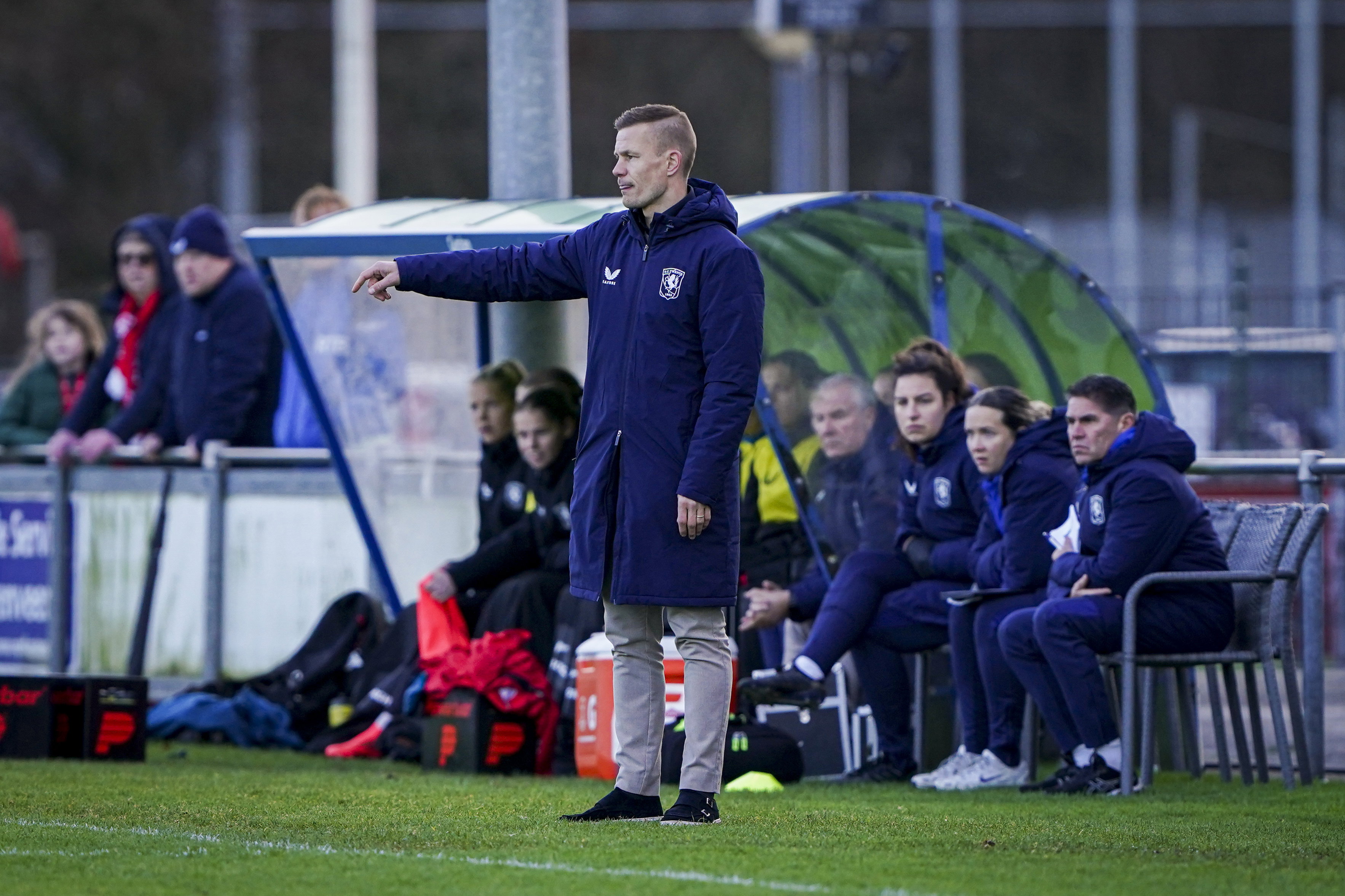 Joran Pot langs de lijn bij FC Twente