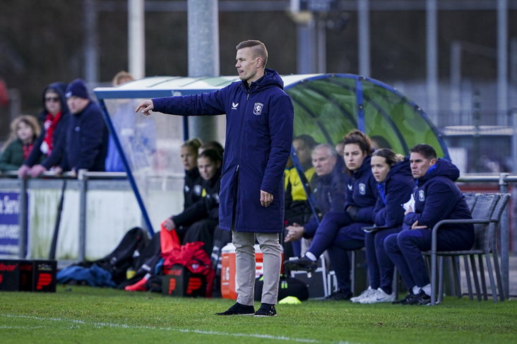 Joran Pot langs de lijn bij FC Twente